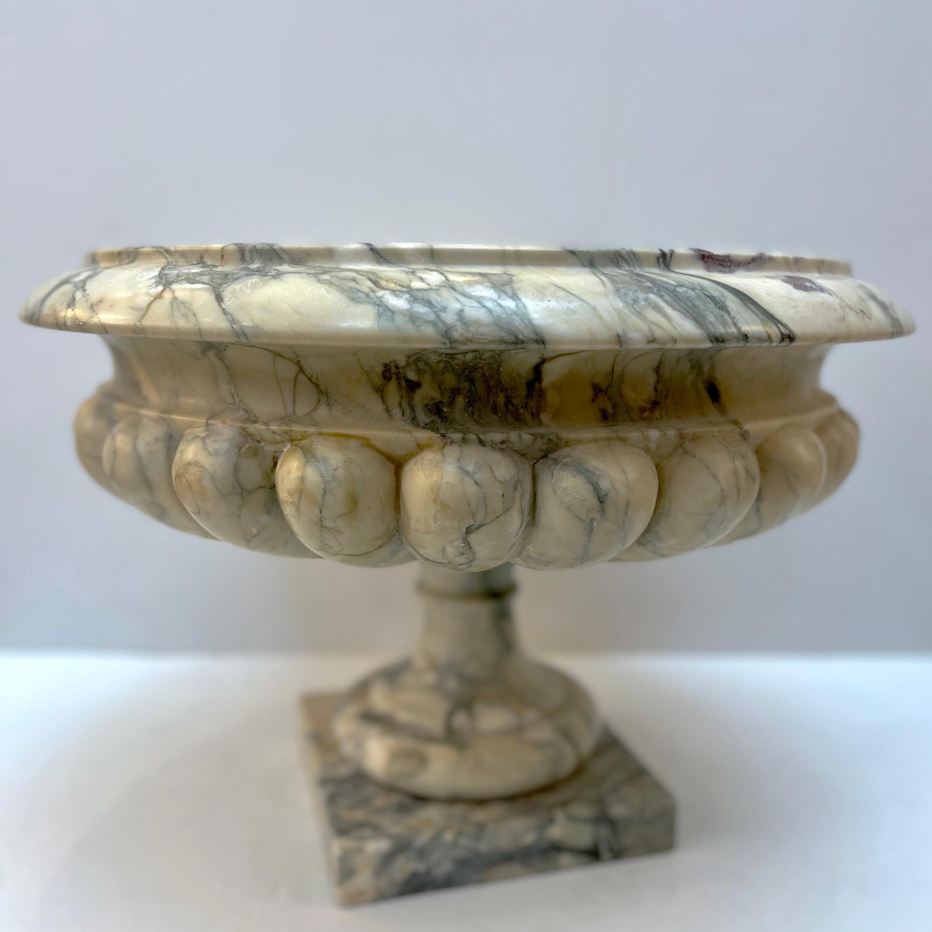 Italienische Vintage-Marmortazza/Schale aus der Mitte des 20. Jahrhunderts, vollständig handgefertigt aus toskanischem Marmor 