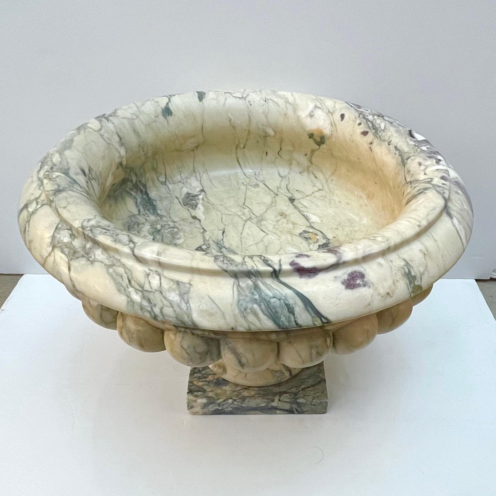 1960er Jahre Neoklassische italienische Tazza-Schale aus beigefarbenem Marmor mit grün-rosa Adern (Neoklassisches Revival) im Angebot