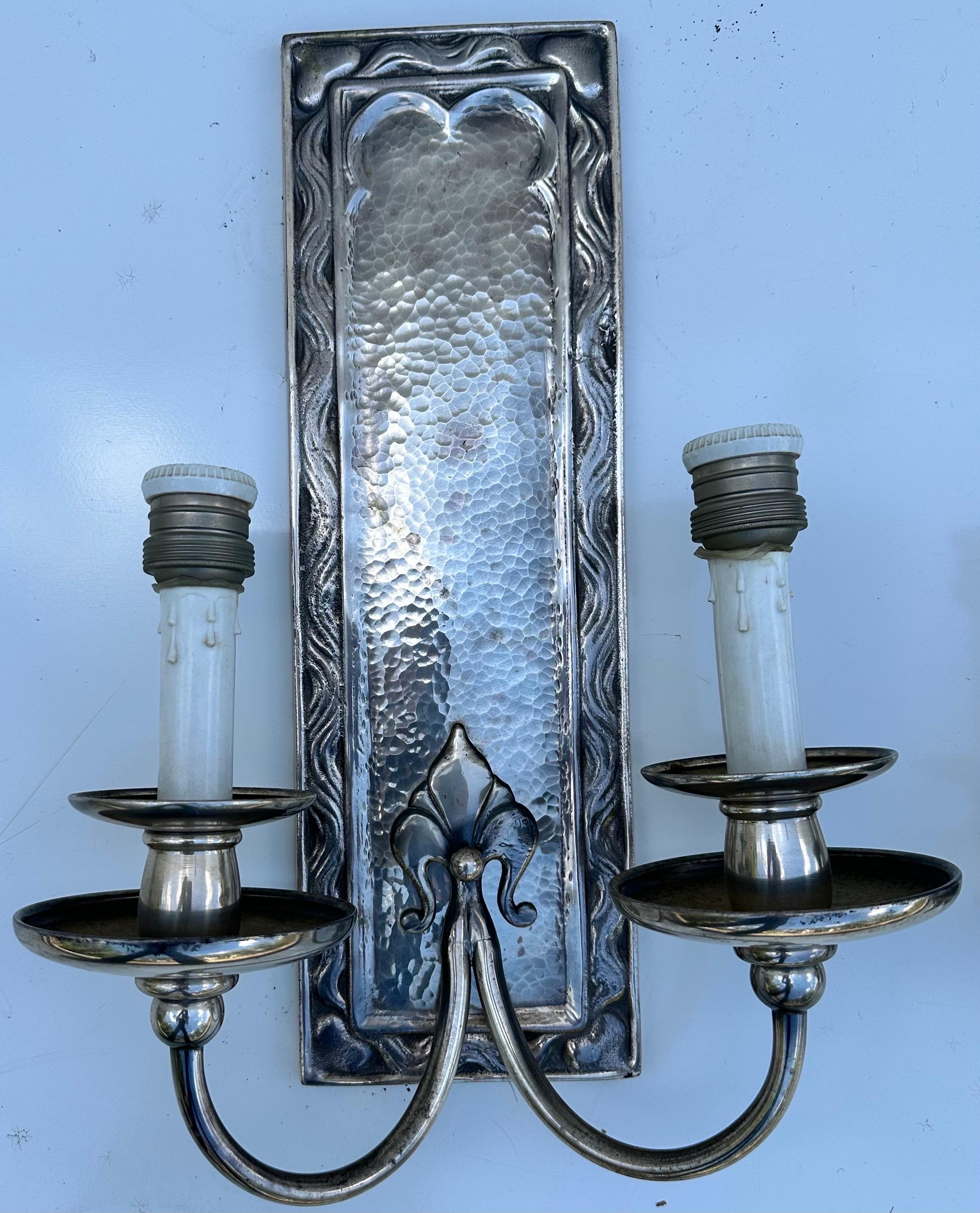 Appliques françaises néoclassiques nickelées des années 1960, 2 paires disponibles en vente 1