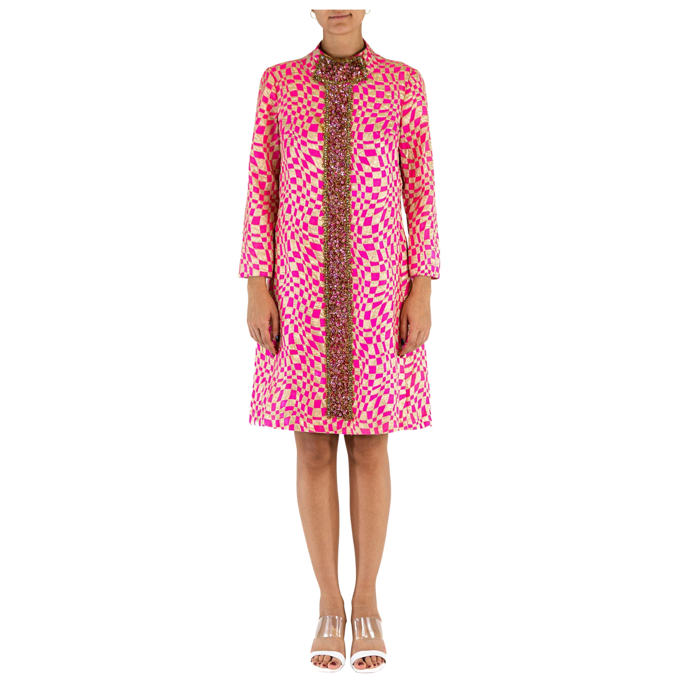 Robe rose fluo en lurex et jacquard mélangé acrylique incrustée de perles (années 1960) en vente