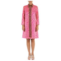Abito rosa neon 1960S in lurex e acrilico Jacquard incrostato di perline e paillettes