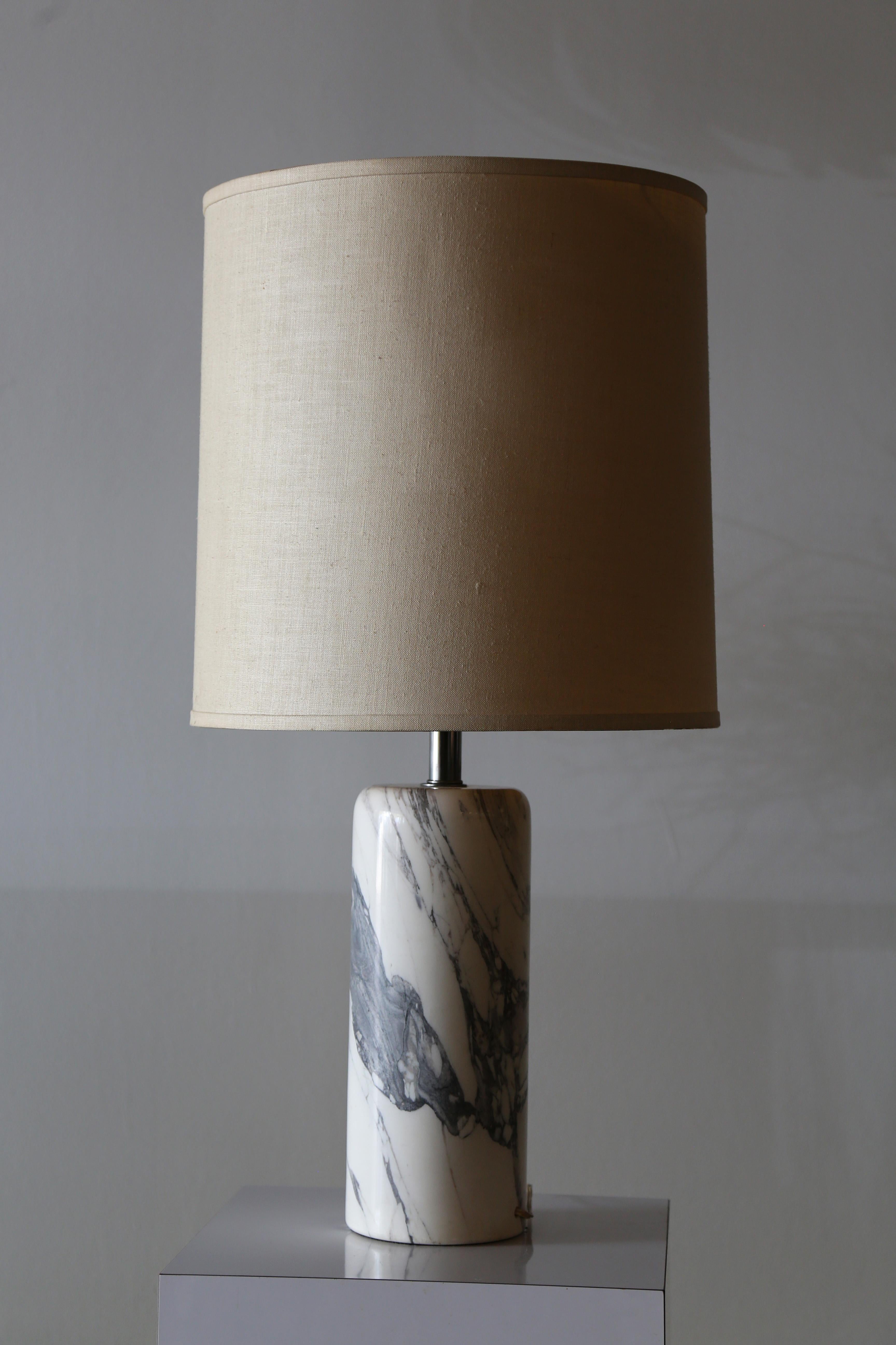 Nessen Studio Carrara-Marmor-Tischlampe, Mid-Century Modern, 1960er Jahre (amerikanisch) im Angebot