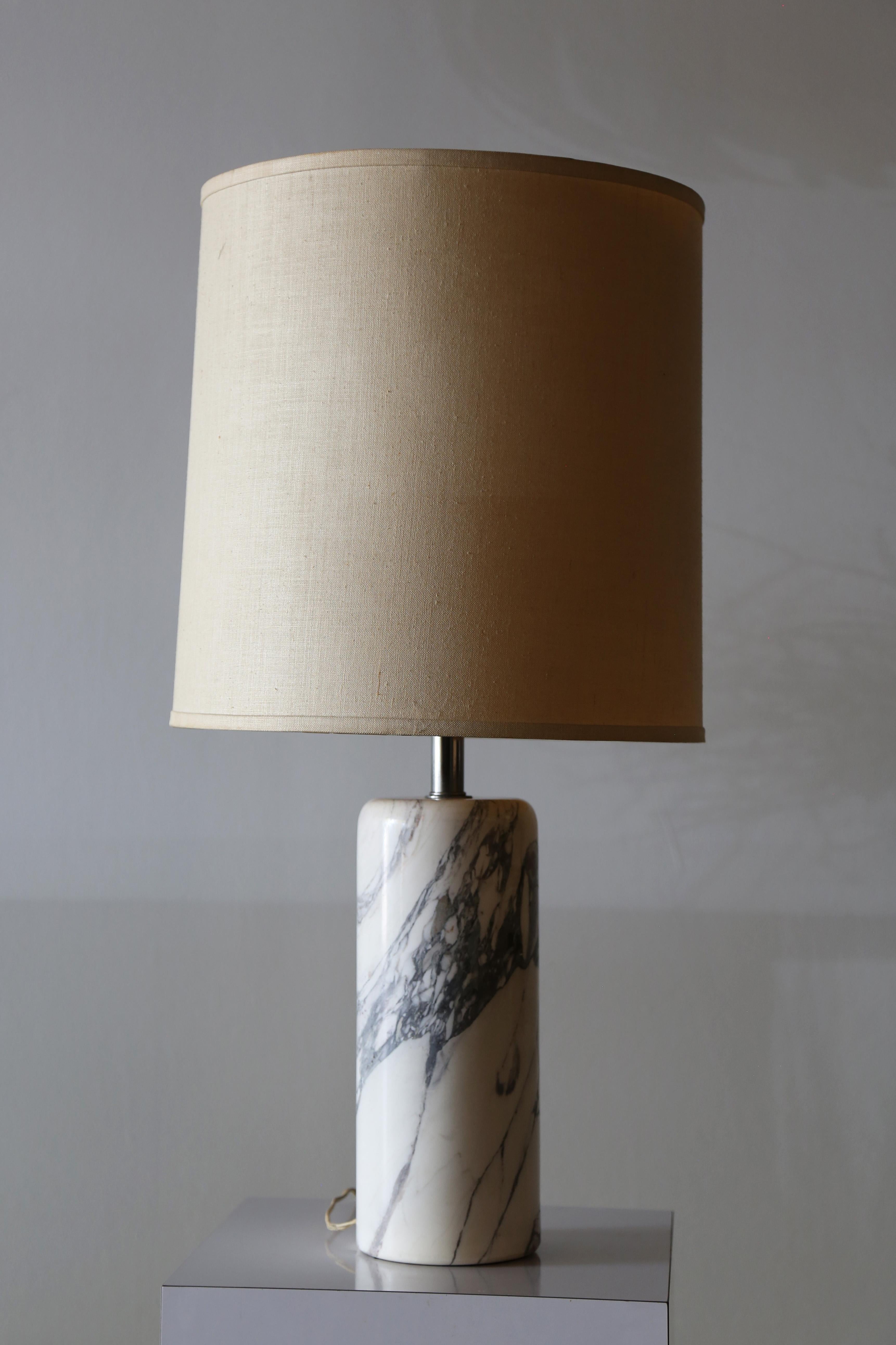 Nessen Studio Carrara-Marmor-Tischlampe, Mid-Century Modern, 1960er Jahre im Zustand „Gut“ im Angebot in Virginia Beach, VA