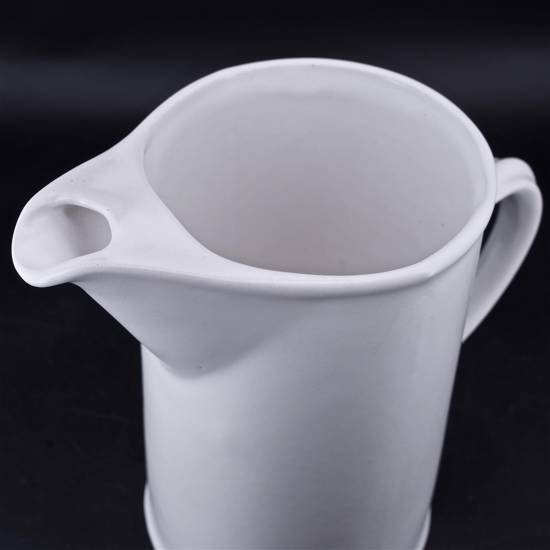 1960er Jahre, New England, Milchkännchenkrug, weiß glasiertes Steingut, große Keramik  (Mitte des 20. Jahrhunderts) im Angebot