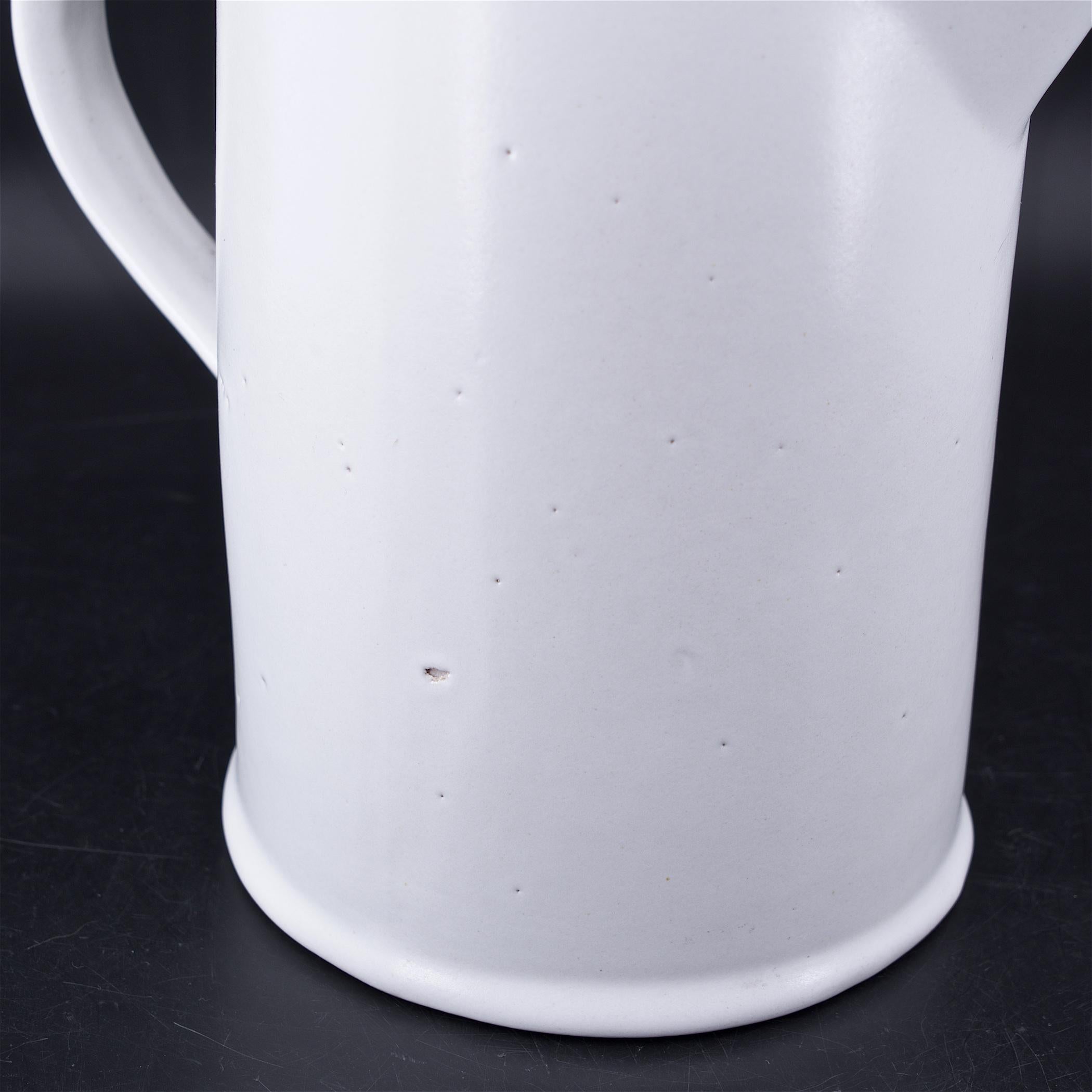 1960er Jahre, New England, Milchkännchenkrug, weiß glasiertes Steingut, große Keramik  im Angebot 1