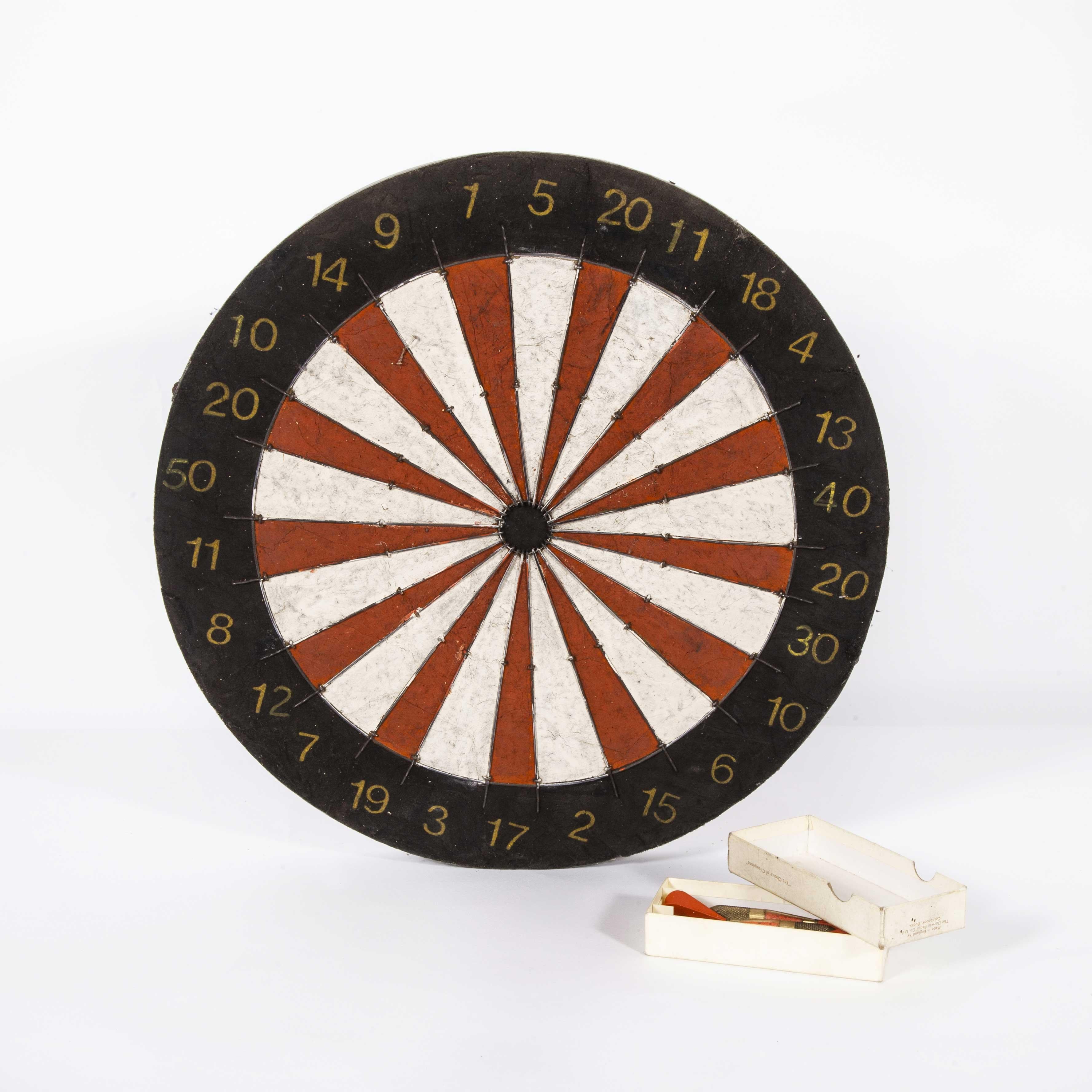 1960s New Old Stock Dartboard Set, Full Size, 'model 2' In Good Condition In Hook, Hampshire