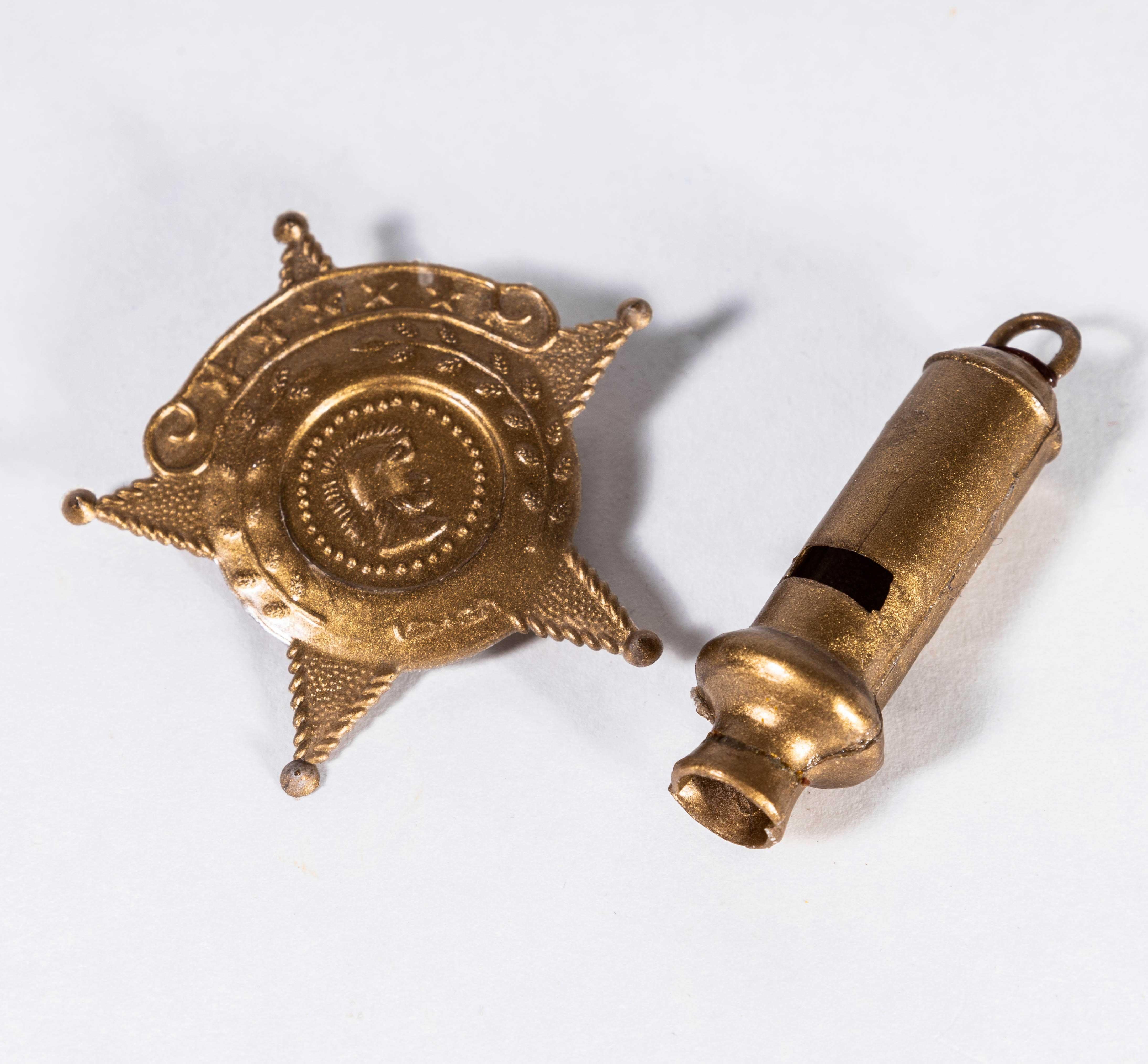 Set di fischietto e distintivo della polizia tascabile degli anni '60, nuovo e vecchio di zecca In condizioni buone in vendita a Hook, Hampshire