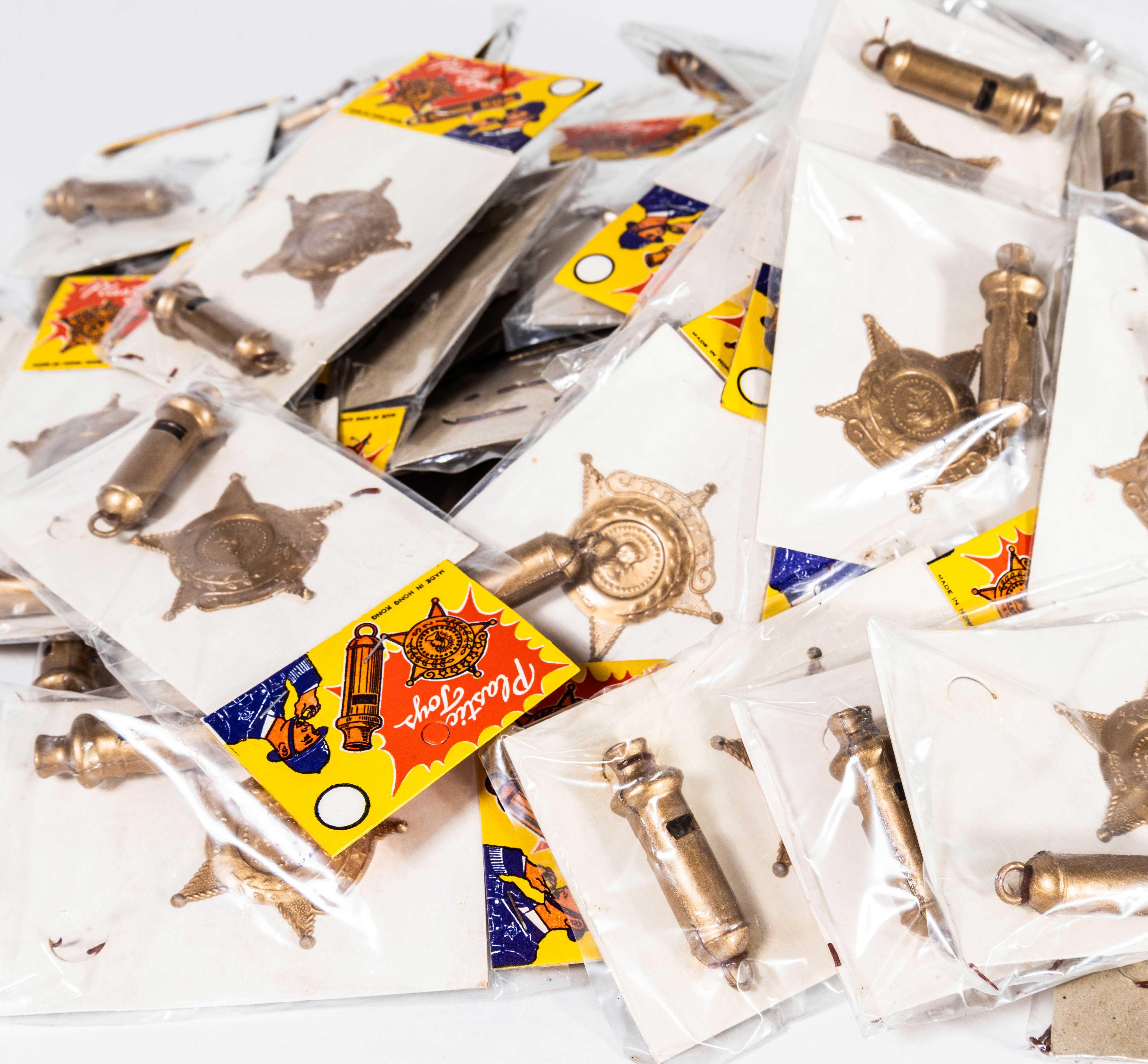 Plastica Set di fischietto e distintivo della polizia tascabile degli anni '60, nuovo e vecchio di zecca in vendita