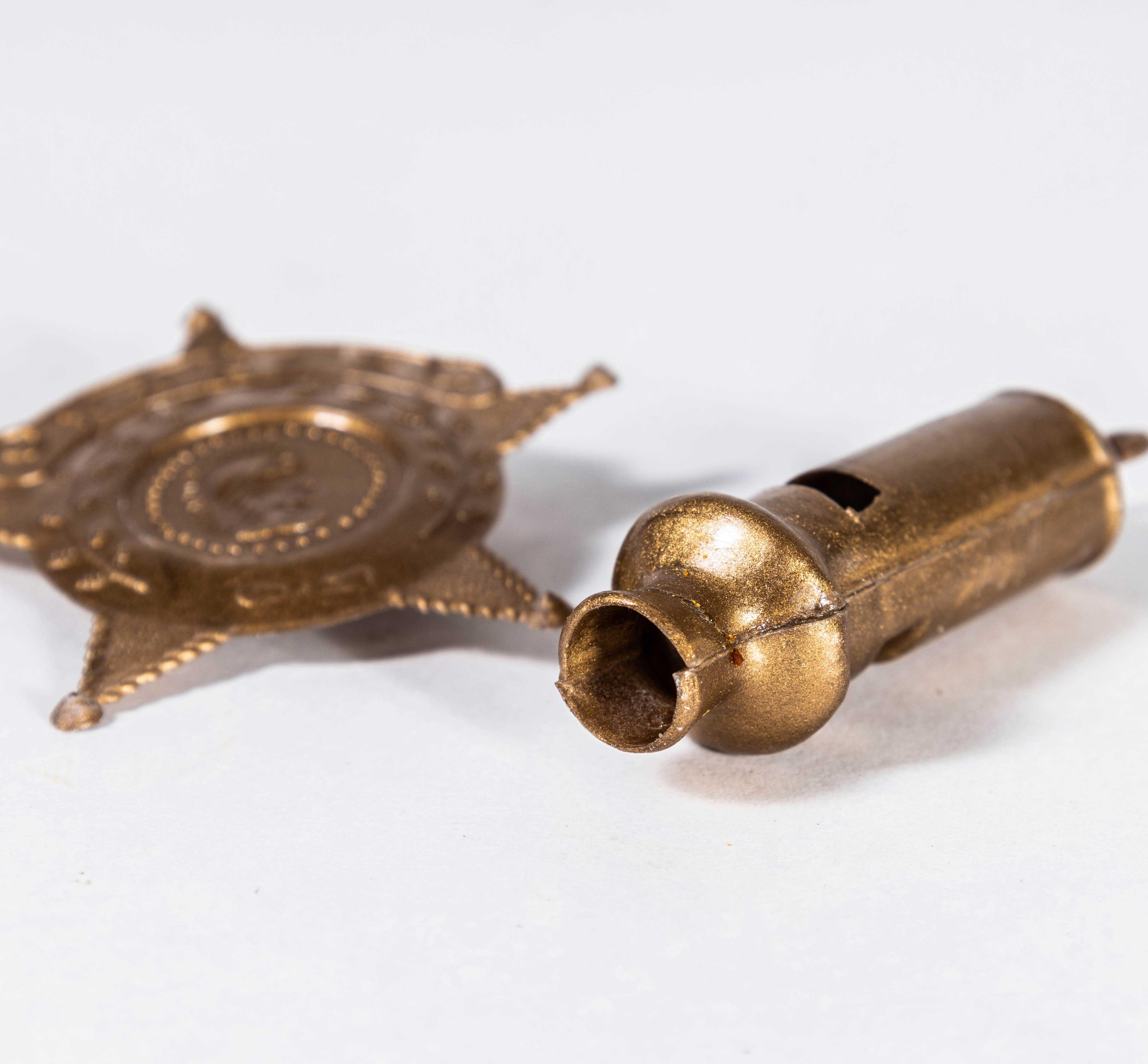 Set di fischietto e distintivo della polizia tascabile degli anni '60, nuovo e vecchio di zecca in vendita 1