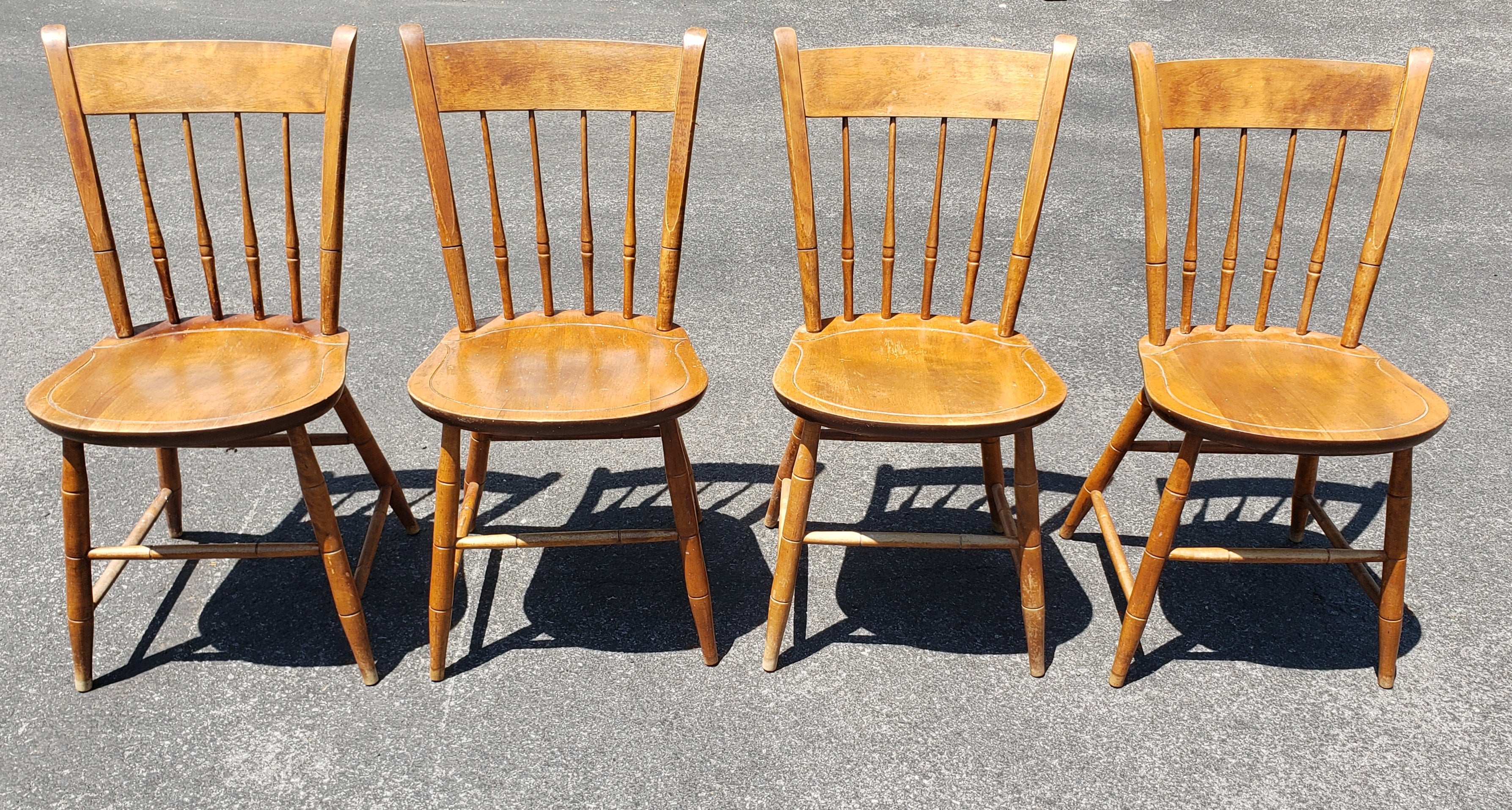 Ensemble de 4 chaises de salle à manger Windsor en érable, en bon état, datant des années 1960. 
Mesure 16,5