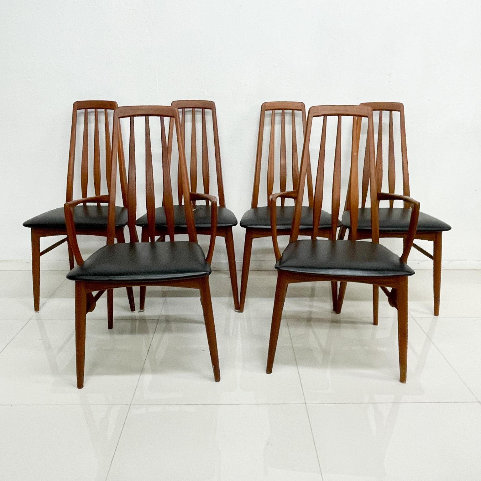 Six Eva Chairs
Midcentury modern classic Niels Koefoed EVA Chair Set of Six in Teakwood
Includes two captain chairs with arms. Black faux leather.
Maker stamped Denmark
For Hornslet Koefoeds
Side chairs 37.75 H x 20.5 W x 17.5 D Seat 18, arm rest
