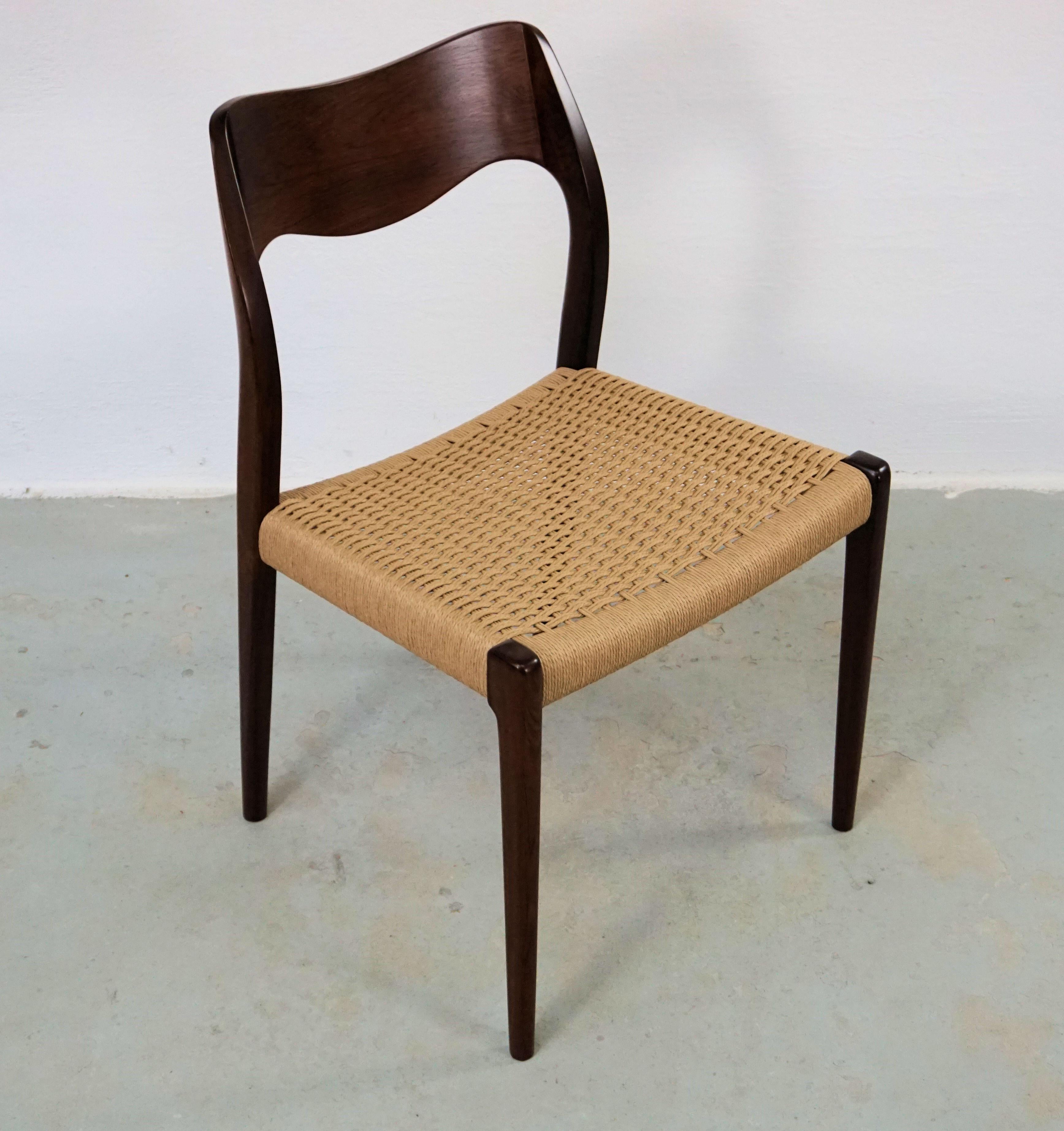 1960er Jahre Niels Otto Møller Acht Esszimmerstühle aus Palisander mit New Paper Corde Sitzen (Mitte des 20. Jahrhunderts) im Angebot
