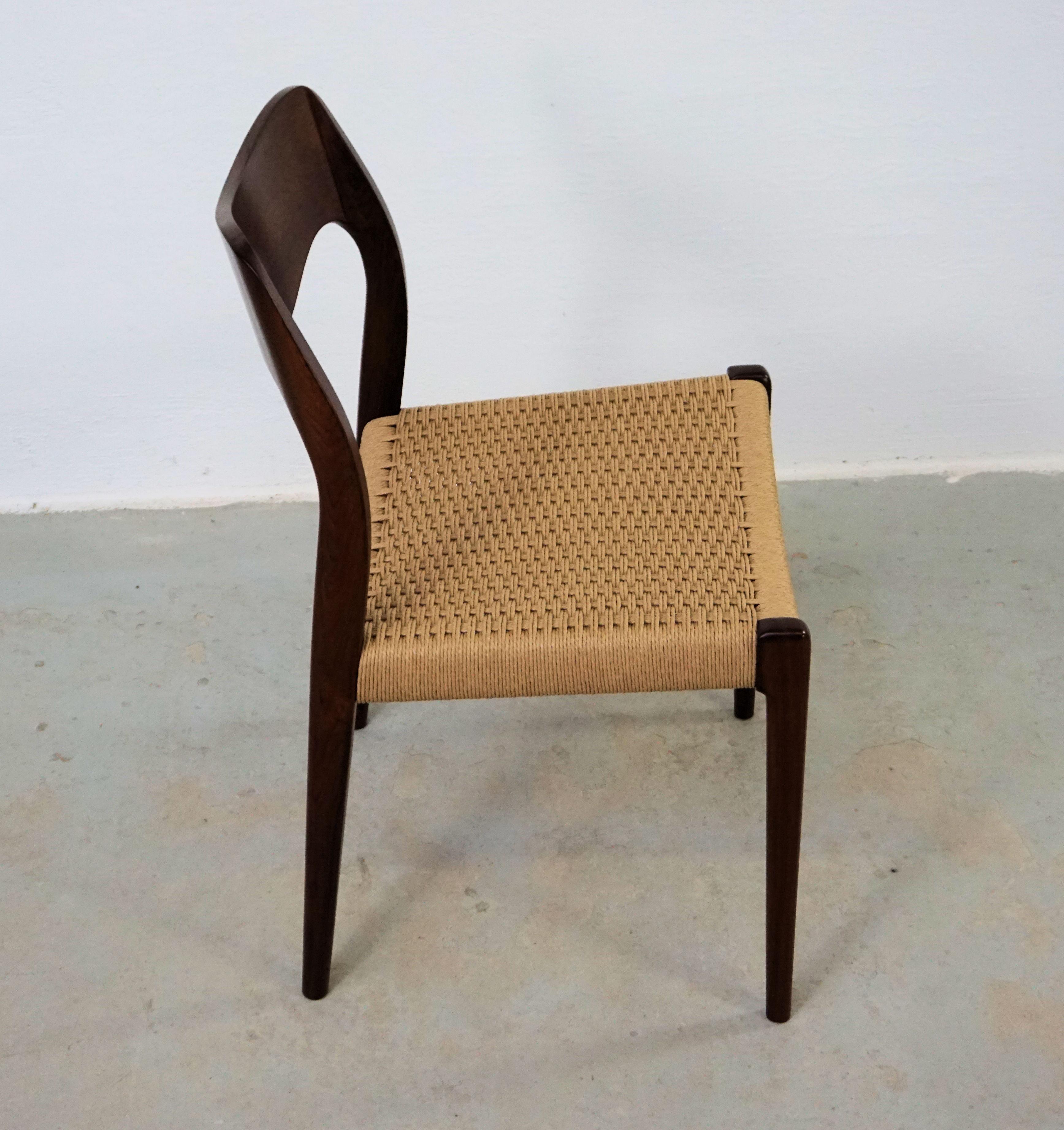 1960er Jahre Niels Otto Møller Acht Esszimmerstühle aus Palisander mit New Paper Corde Sitzen (Rosenholz) im Angebot