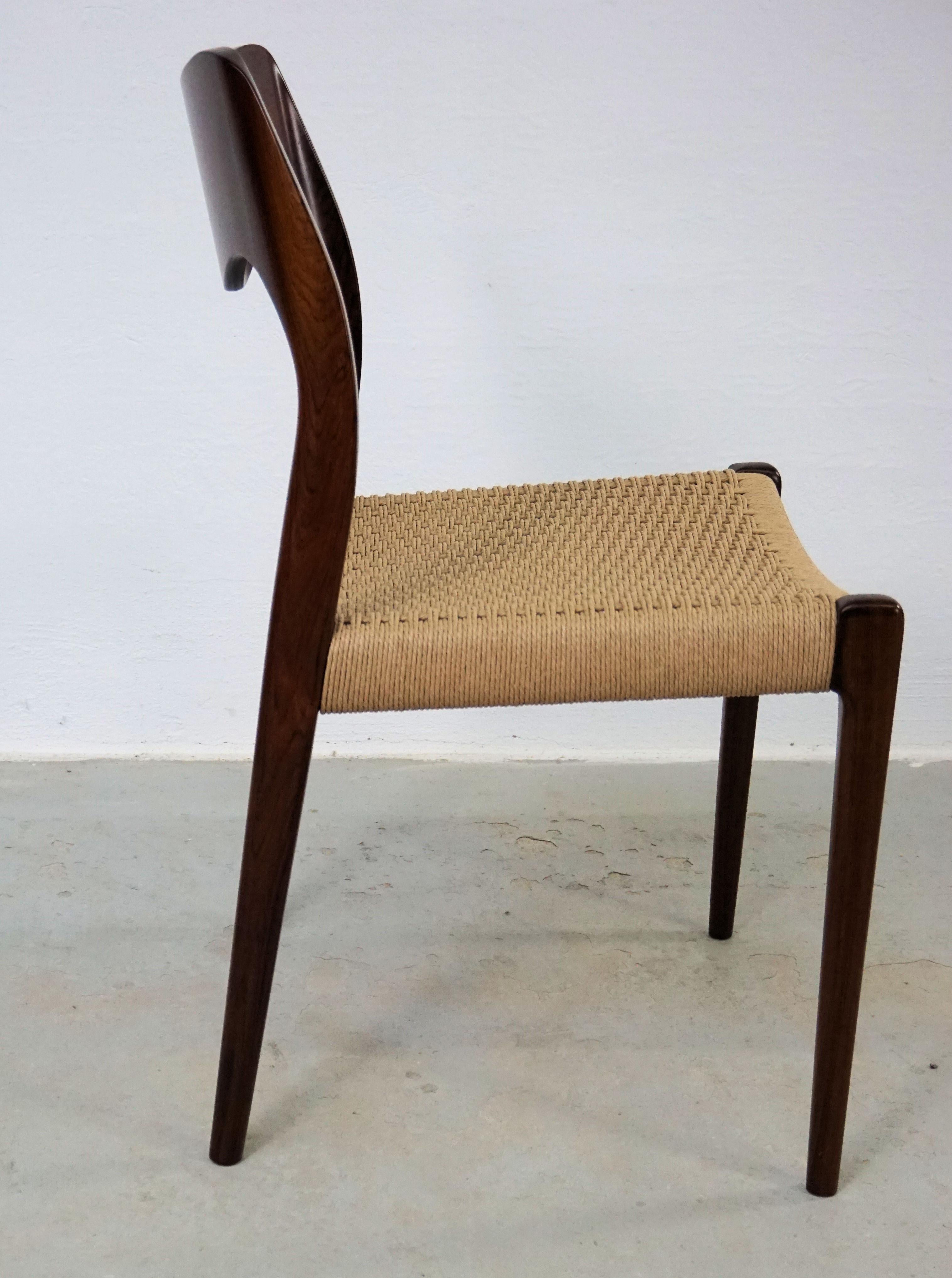 1960er Jahre Niels Otto Møller Acht Esszimmerstühle aus Palisander mit New Paper Corde Sitzen im Angebot 1