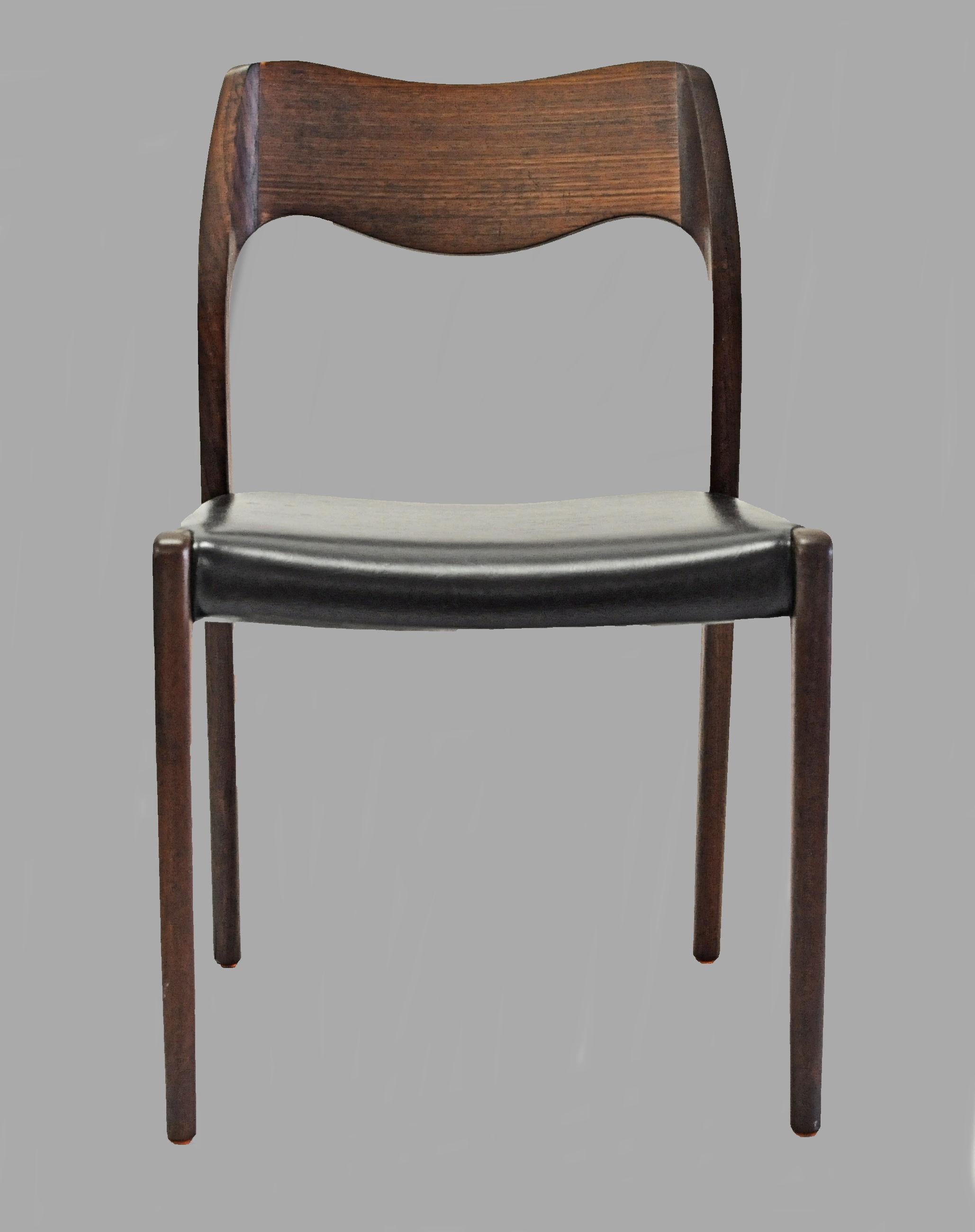 Set of 6 teak dining chairs designed by Niels Otto Møller in 1951.

The chairs feature a solid frame and backrest in teak designed with straight lined legs and an elegant organic shaped backrest with the soft lines and curves that you often see in