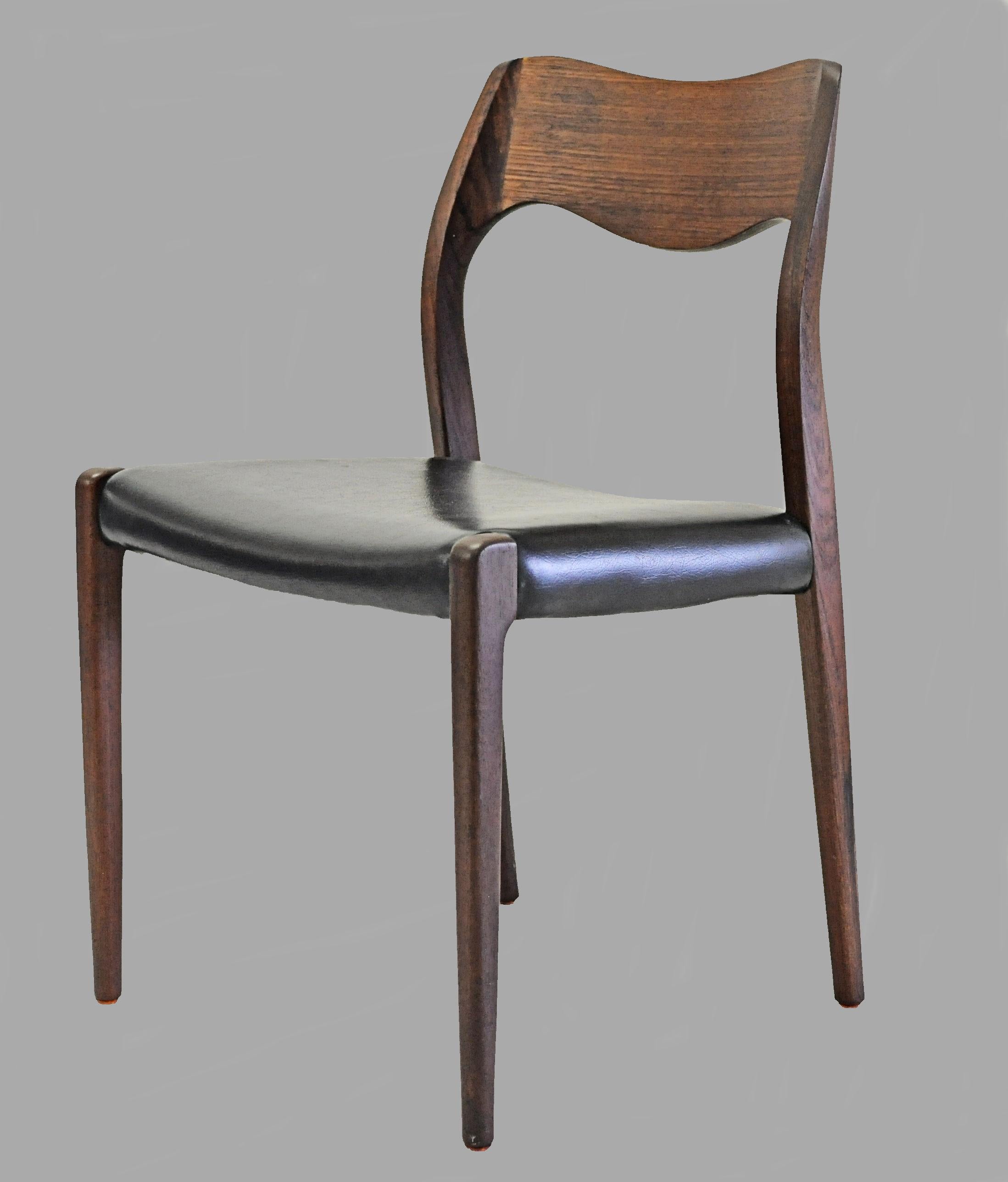 Scandinave moderne Douze chaises de salle à manger en teck restaurées Niels Otto Mller des années 1960, tapissées sur mesure en vente