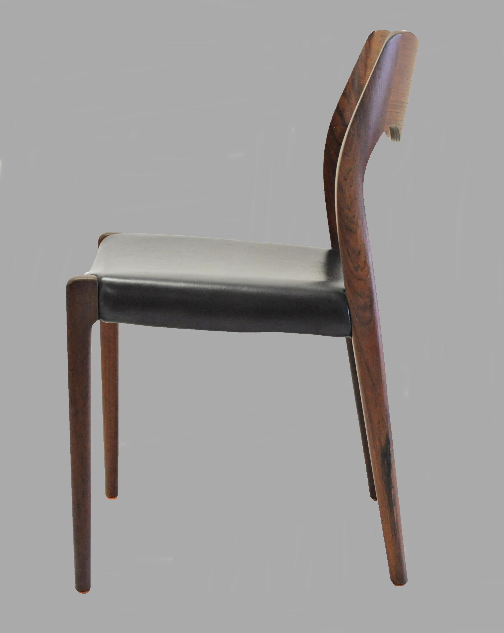 Danois Douze chaises de salle à manger en teck restaurées Niels Otto Mller des années 1960, tapissées sur mesure en vente