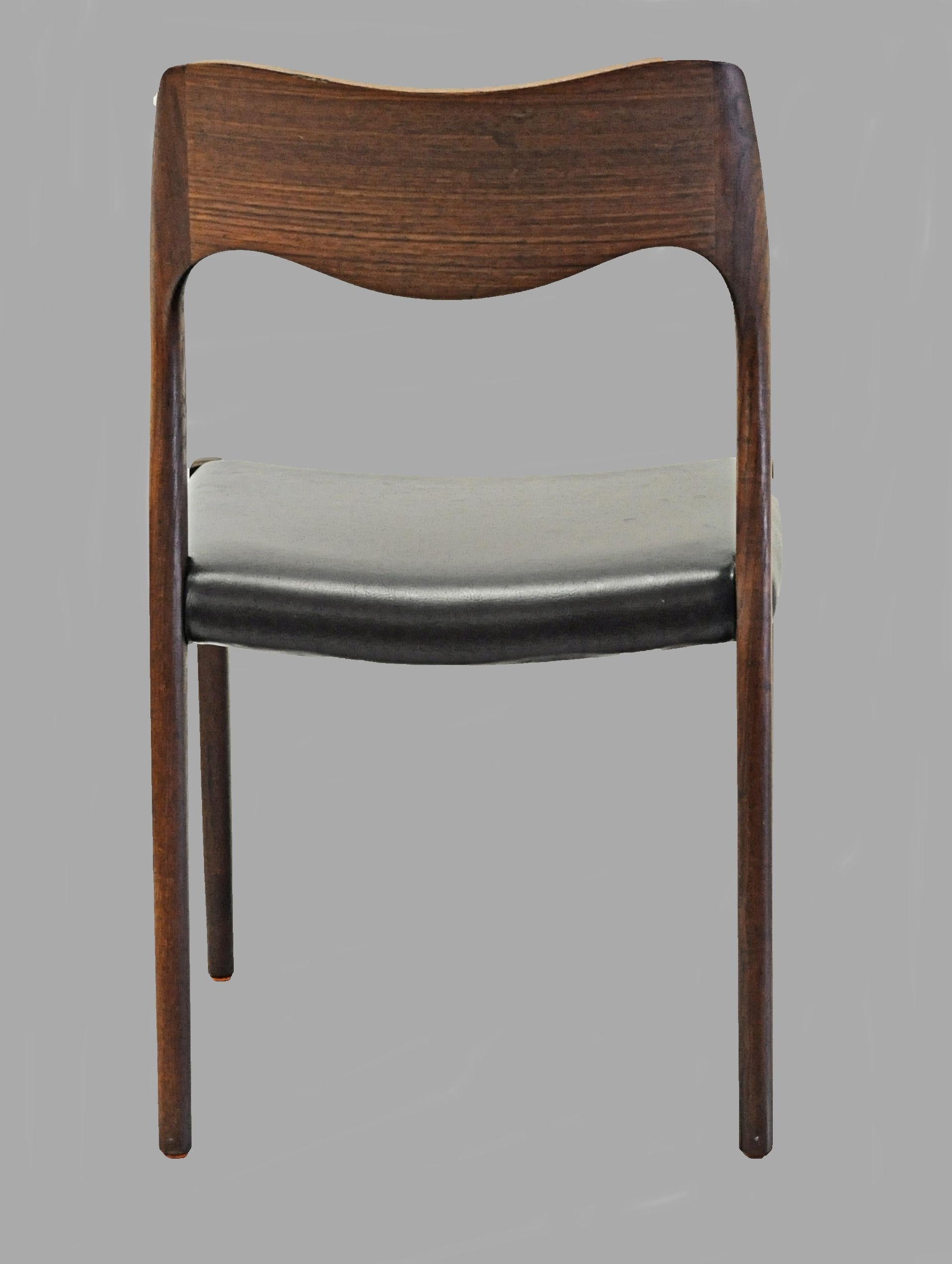 Milieu du XXe siècle Douze chaises de salle à manger en teck restaurées Niels Otto Mller des années 1960, tapissées sur mesure en vente