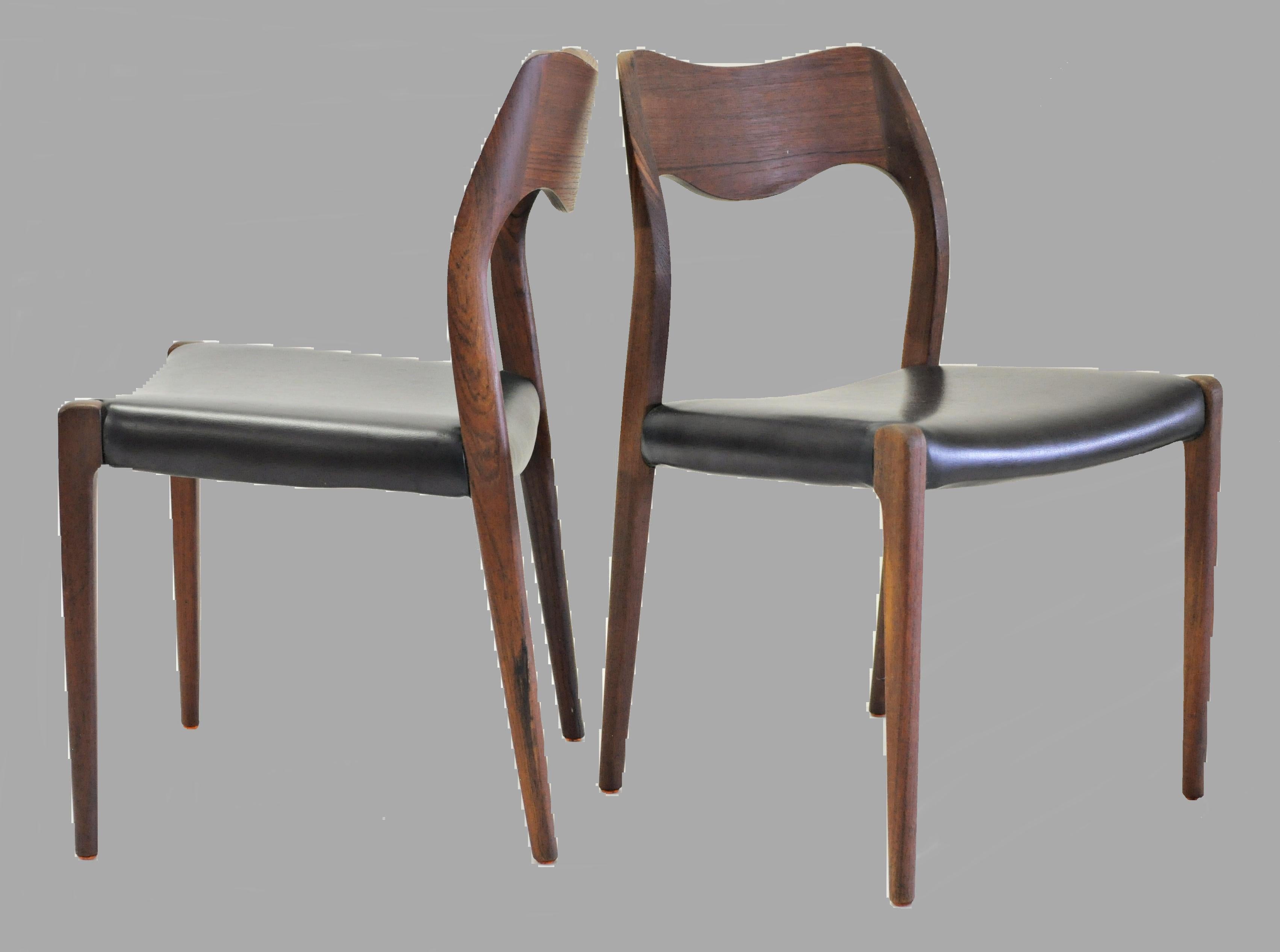 Douze chaises de salle à manger en teck restaurées Niels Otto Mller des années 1960, tapissées sur mesure en vente 2