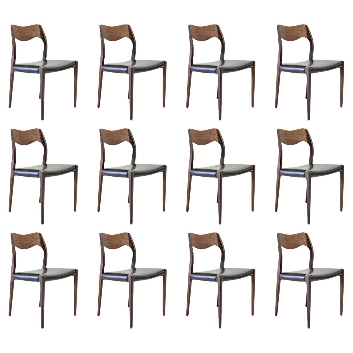 Douze chaises de salle à manger en teck restaurées Niels Otto Mller des années 1960, tapissées sur mesure en vente