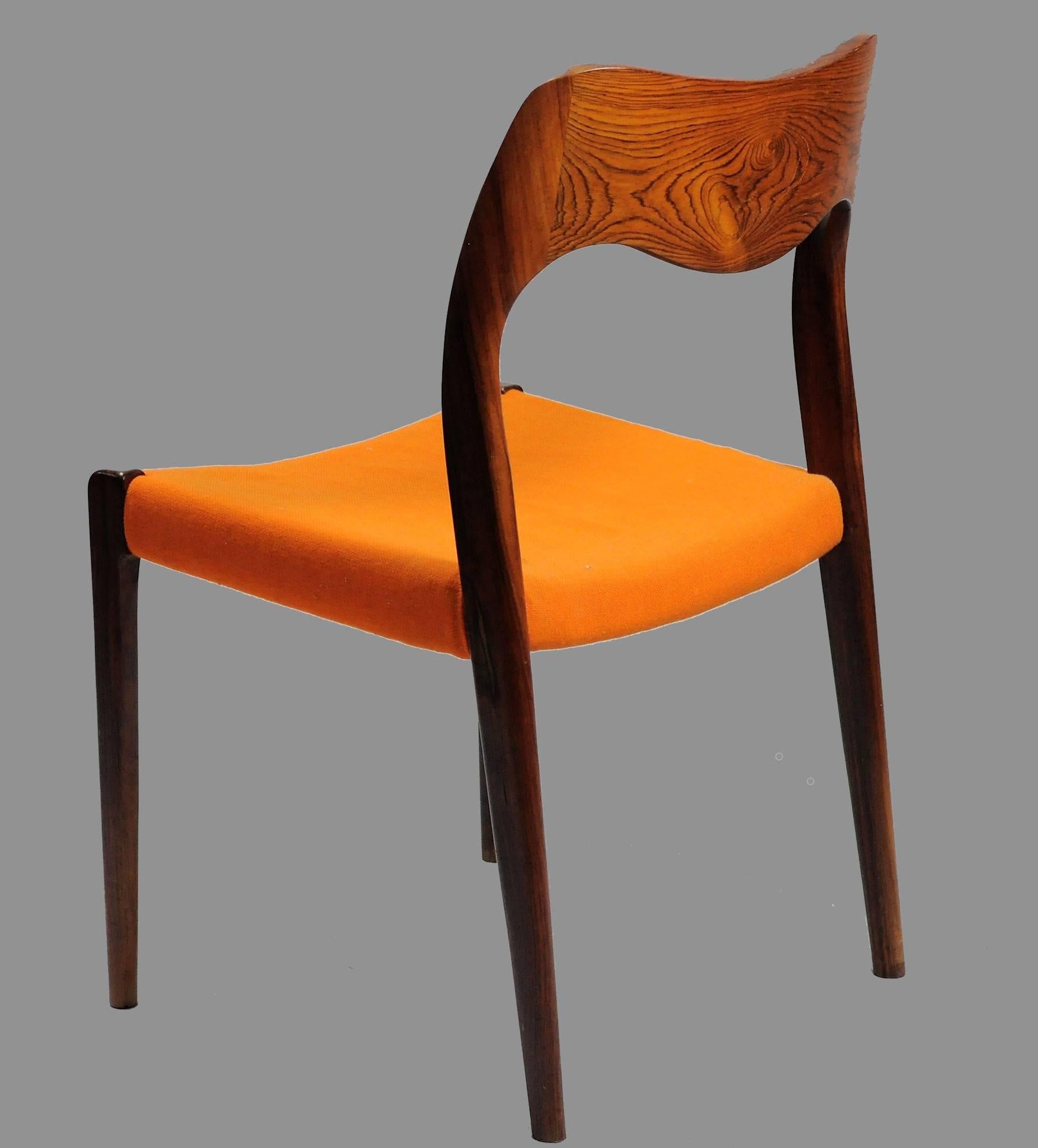 Danois Niels Otto Moller - Ensemble de 12 chaises de salle à manger en bois de rose restauré - Rembourrage personnalisé en vente