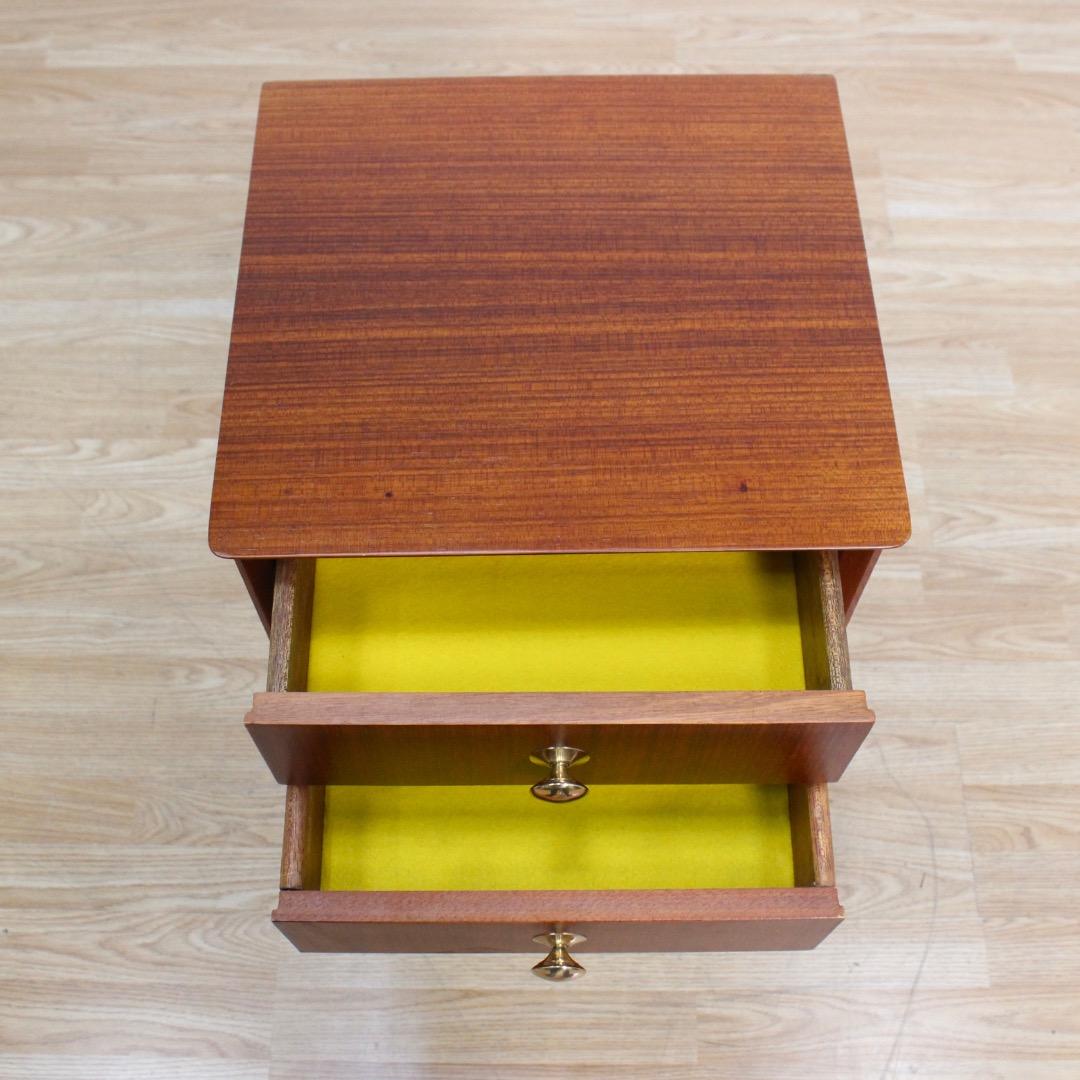 Comodino anni '60 in tola e nero in vendita 3