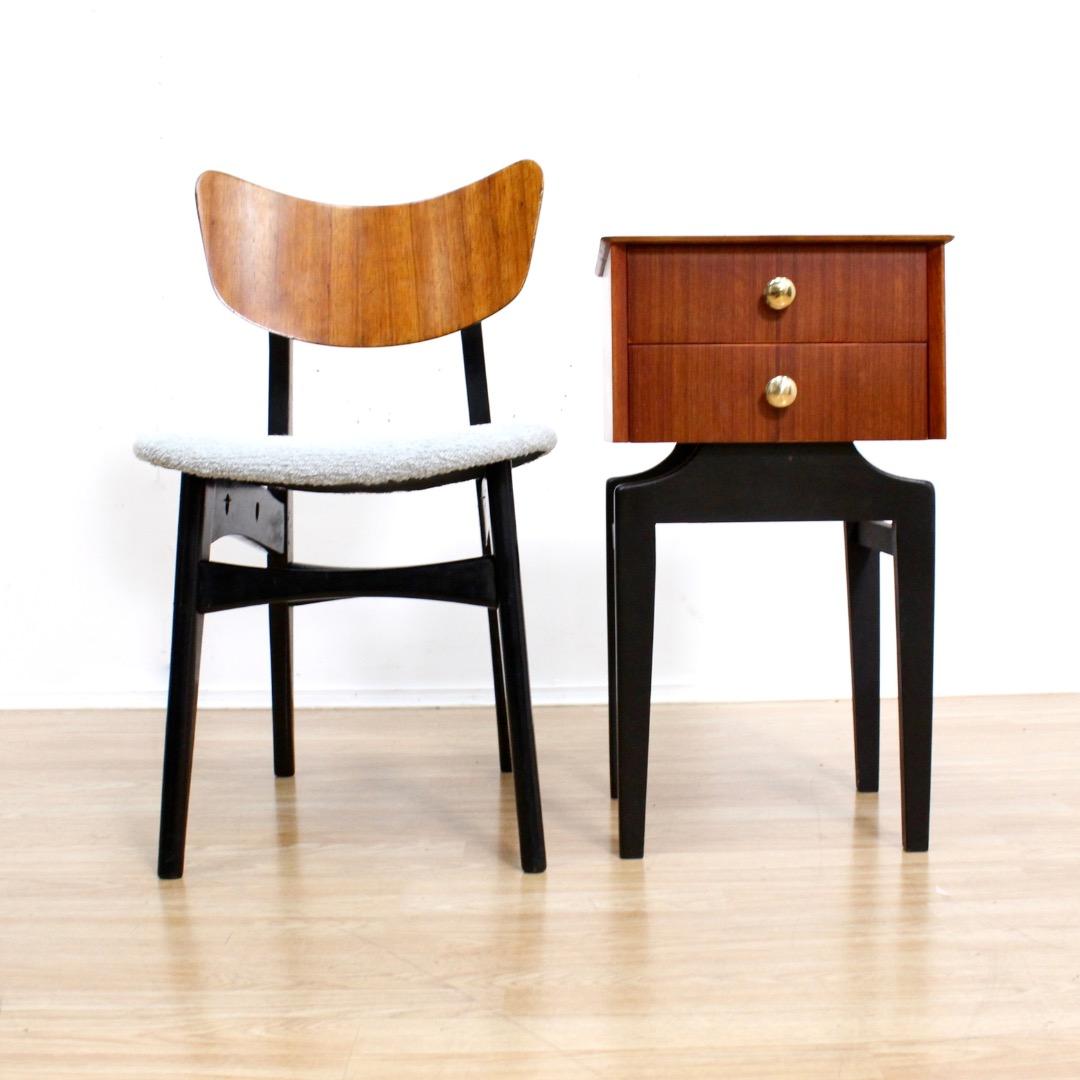 Mid-Century moderno Comodino anni '60 in tola e nero in vendita