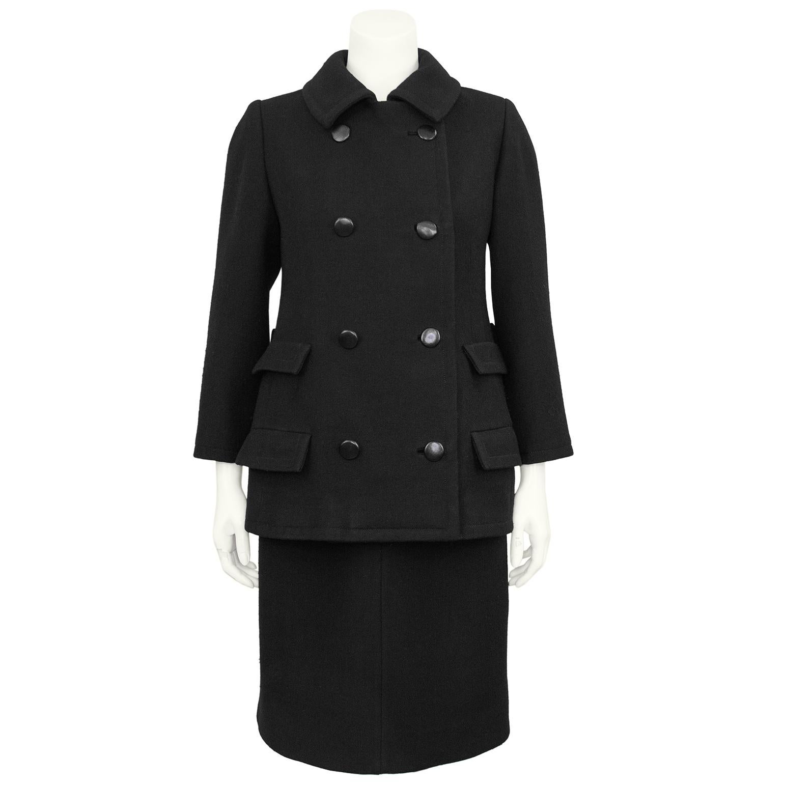 Abito e giacca classici chic in lana nera di Nina Ricci degli anni '60, gli anni mod della moda, interpretati per la sua clientela di lusso. Abito senza maniche in gabardina di lana nera di medio peso con cintura in pelle nera che sfiora la vita e