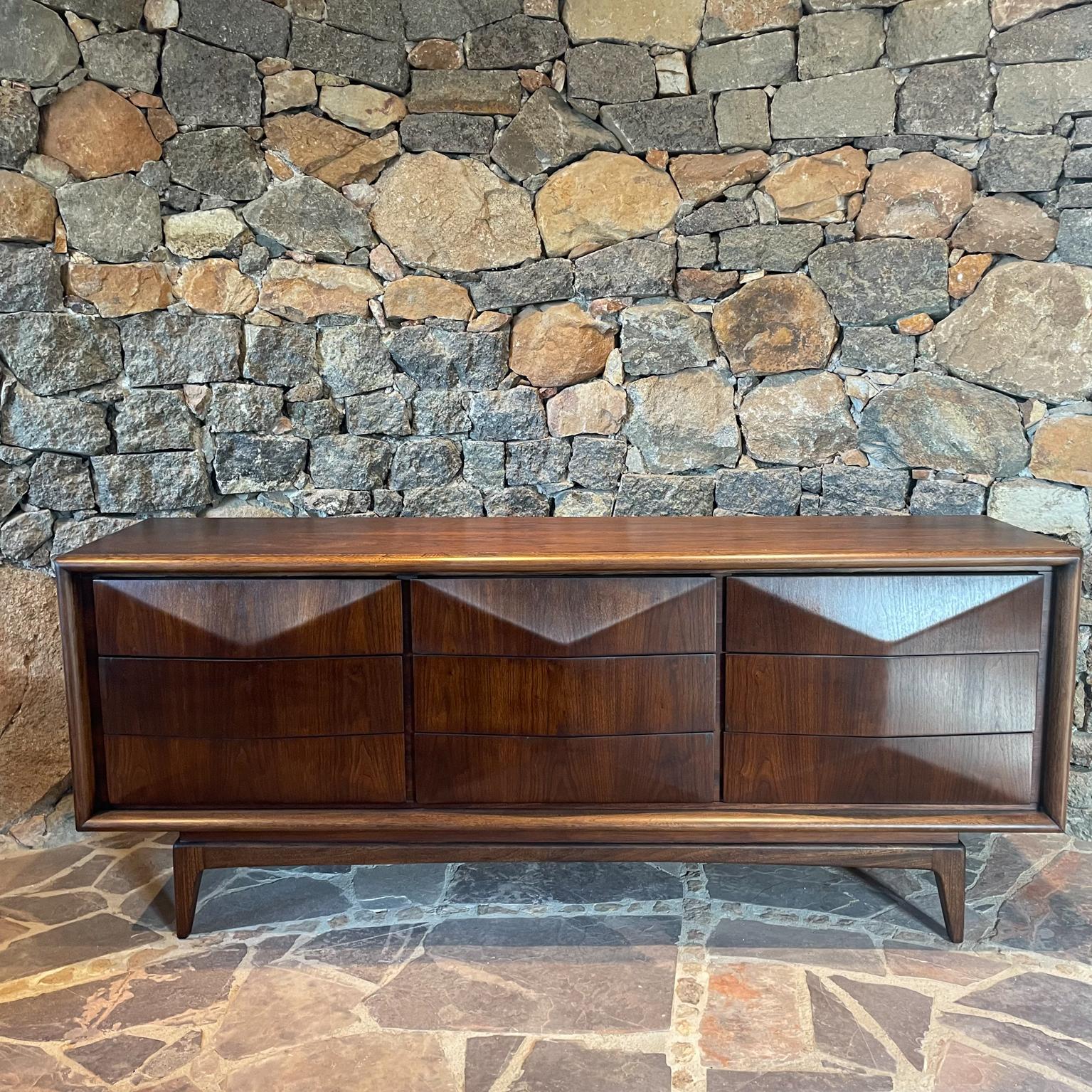 Dresser
Diamond front triple dresser nine drawer Mid-Century Modern 1960s
Unmarked attributed to Monteverdi Young for Cal -Mode Culver City, CA
Measures: 74 W X 30.63 X 19.25D 20.88 W X 15.5D X 4.63 H
Diamond shape bent plywood drawer design