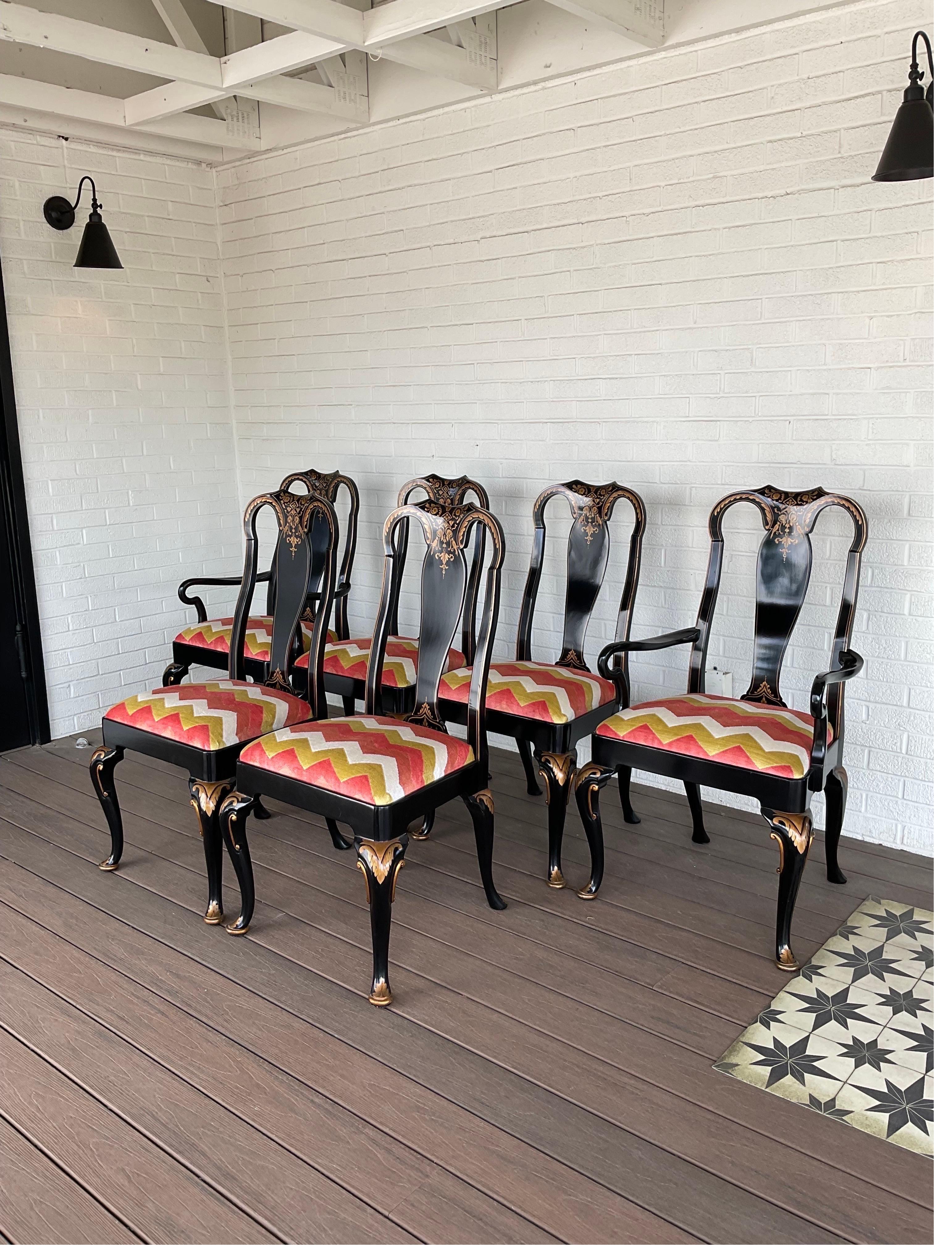 Satz von sechs Baker Furniture Noble Homes Collection (Vorläufer der Stately Homes Collection) vergoldet schwarz Chinoiserie Esszimmerstühle in der Queen Anne Geschmack, jeweils mit einem Serpentine Kamm Schiene mit Paddel zurück Splat, Drop in