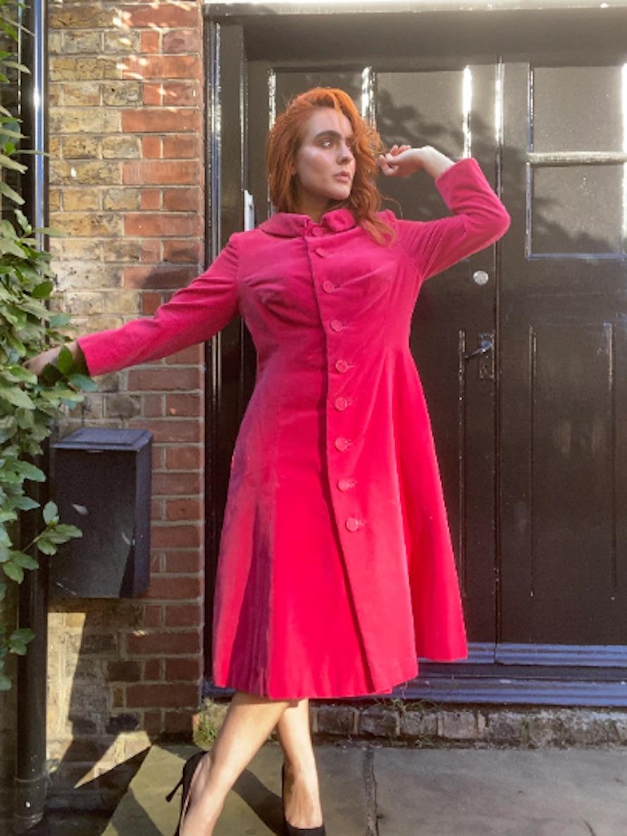 1960s Norman Hartnell Couture Shocking Pink Velvet Coat For Sale 2