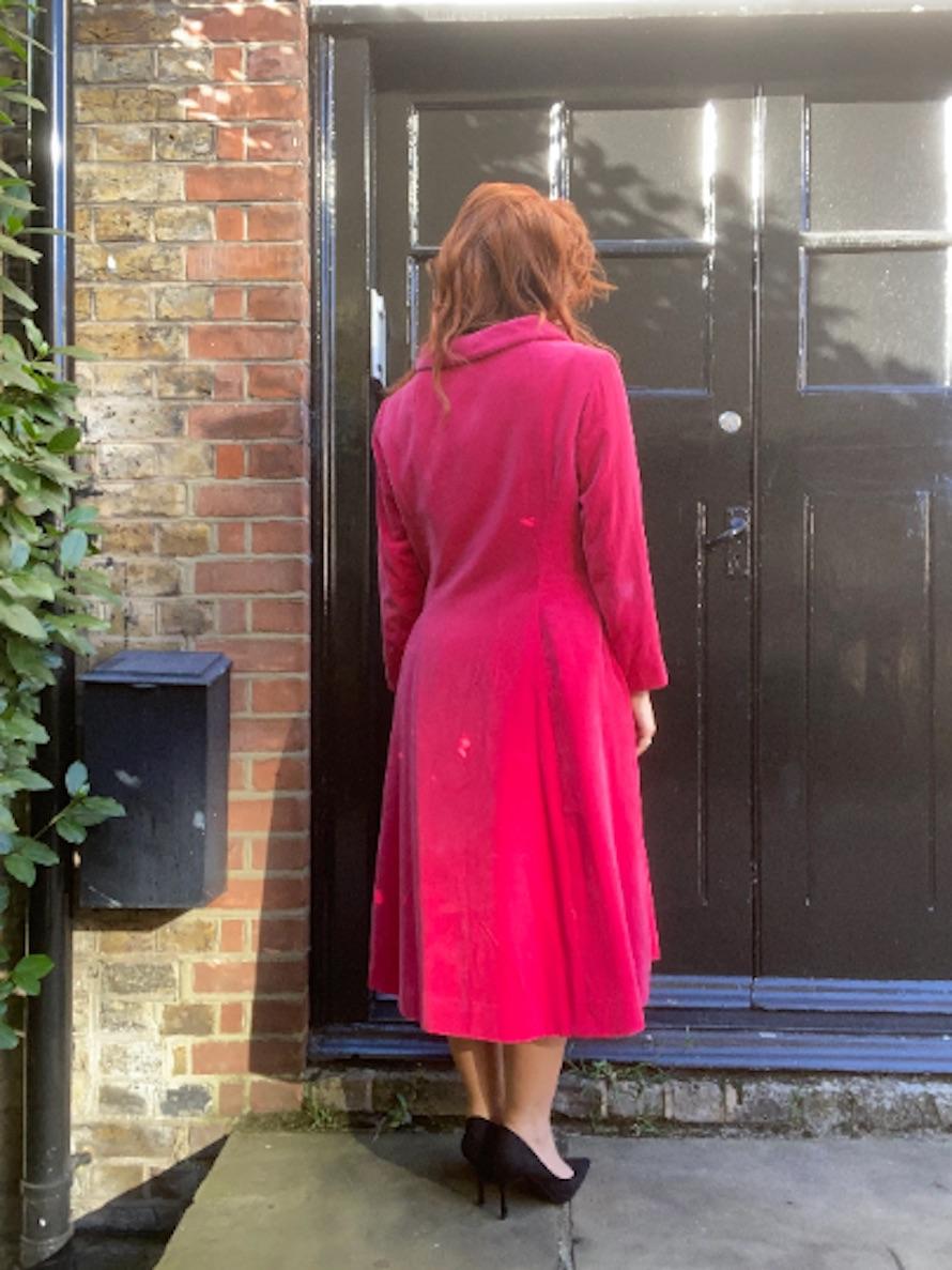1960s Norman Hartnell Couture Shocking Pink Velvet Coat For Sale 4