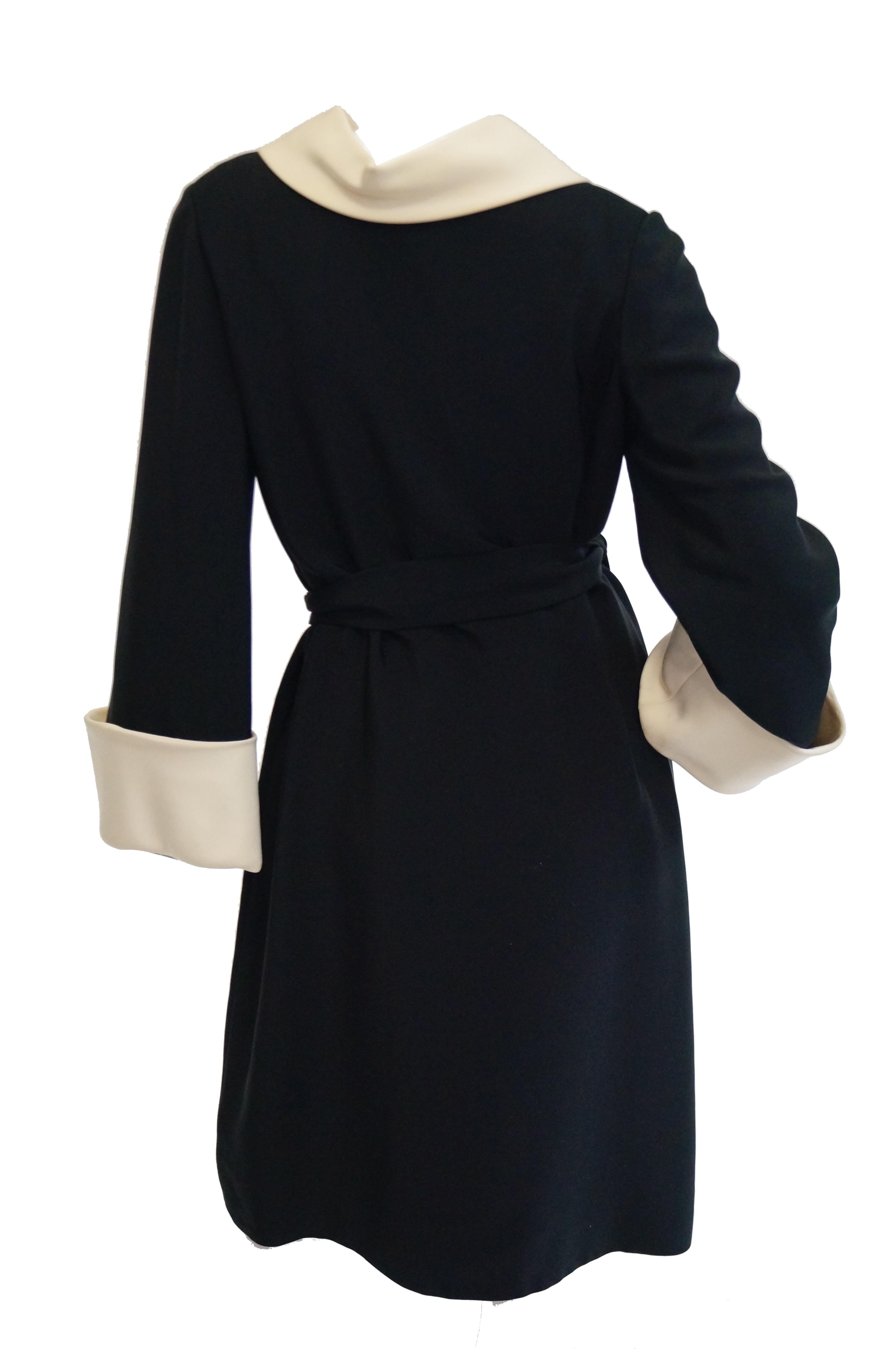 1960s Norman Norell Black and Cream Contrast Silk Shift Dress In Excellent Condition In Houston, TX