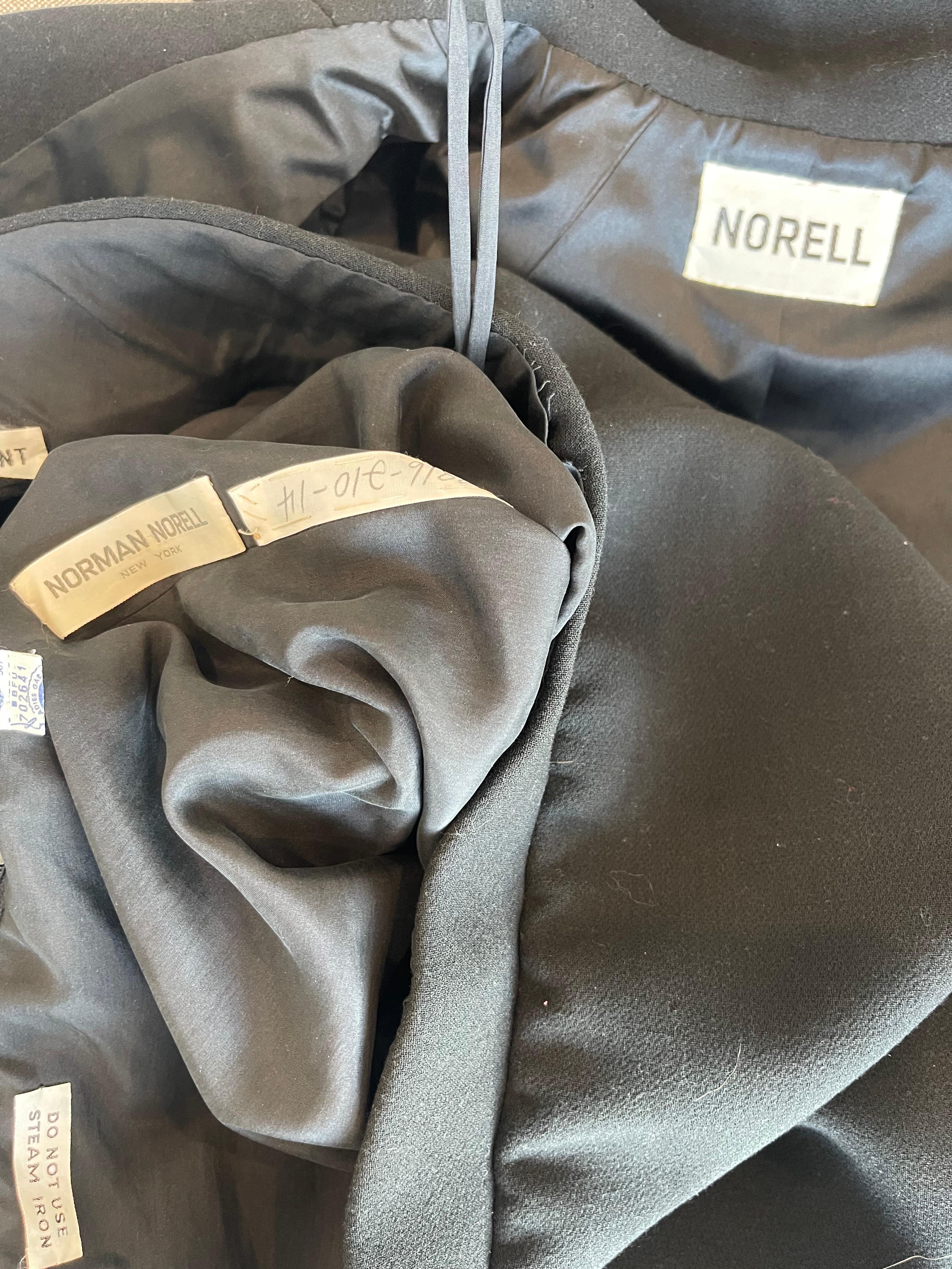 Super chic tailleur jupe ceinturée en gabardine de laine noire NORMAN NORELL Couture des années 1960 ! Acheté chez Montaldo pour 1 200 dollars dans les années 60 par le propriétaire d'origine. Cela équivaut à plus de 12 000 dollars d'aujourd'hui.