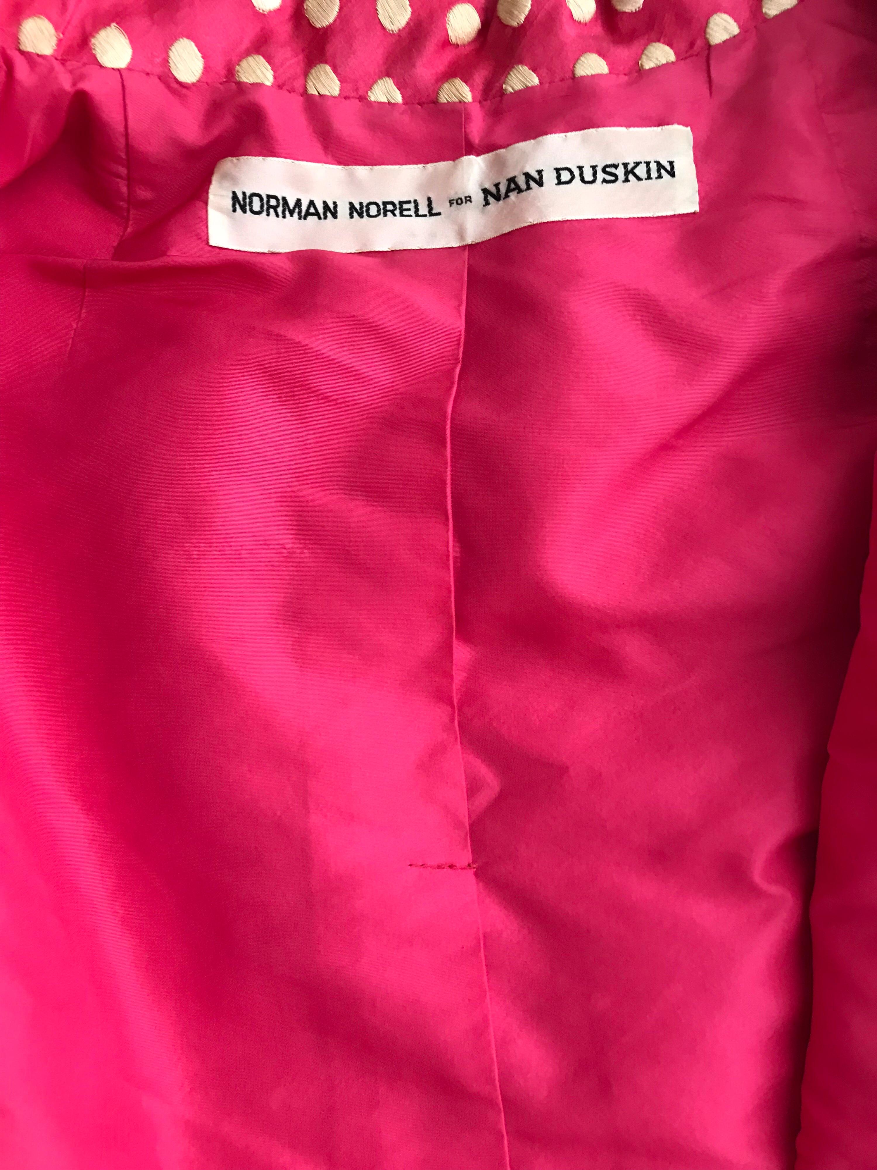 Norman Norell Dunkel, 1960er Jahre  Ärmelloser Maxi aus rosa Seide  Kleid  und Jacke  Damen im Angebot