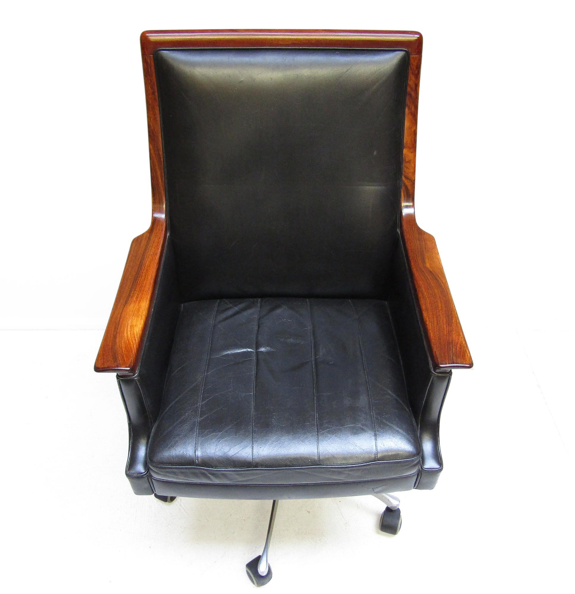 Mid-Century Modern 1960s Minerva Executive Swivel Chair in Leather & Rosewood by Torbjorn Afdal For Sale