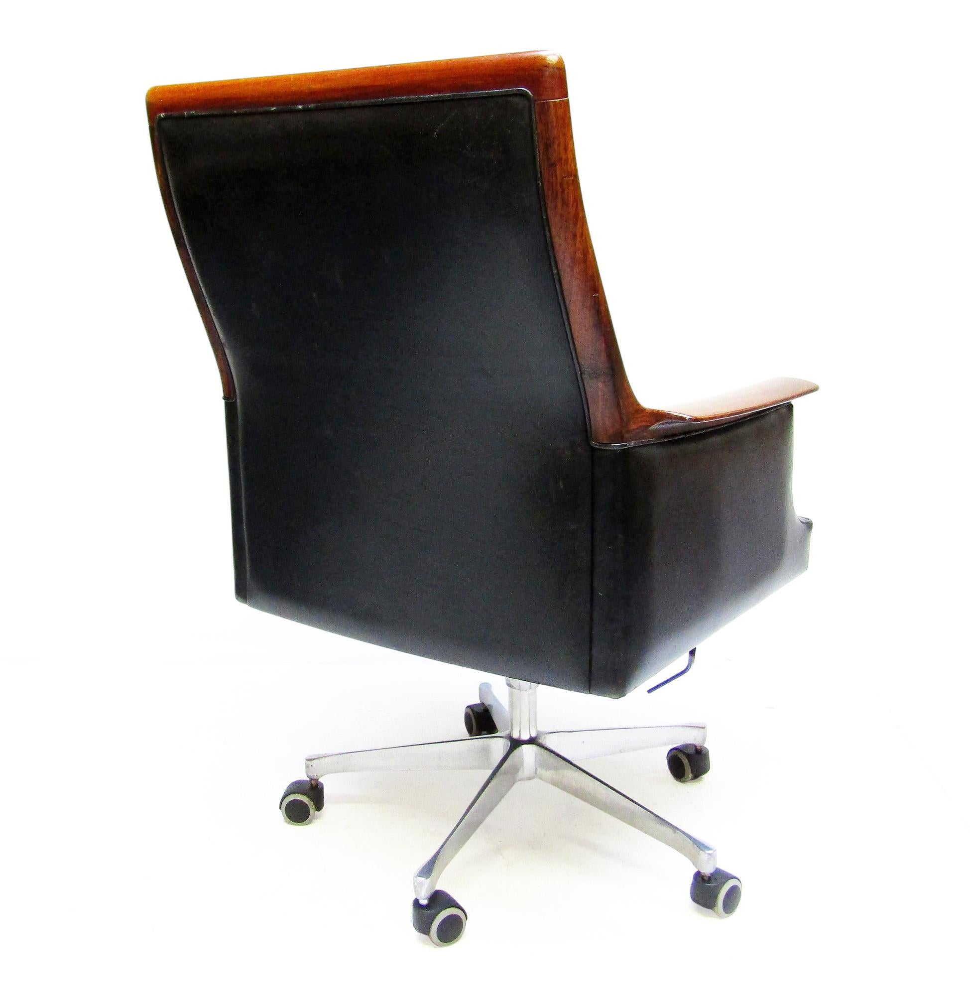 1960s Minerva Executive Swivel Chair in Leather & Rosewood by Torbjorn Afdal In Good Condition For Sale In Shepperton, Surrey