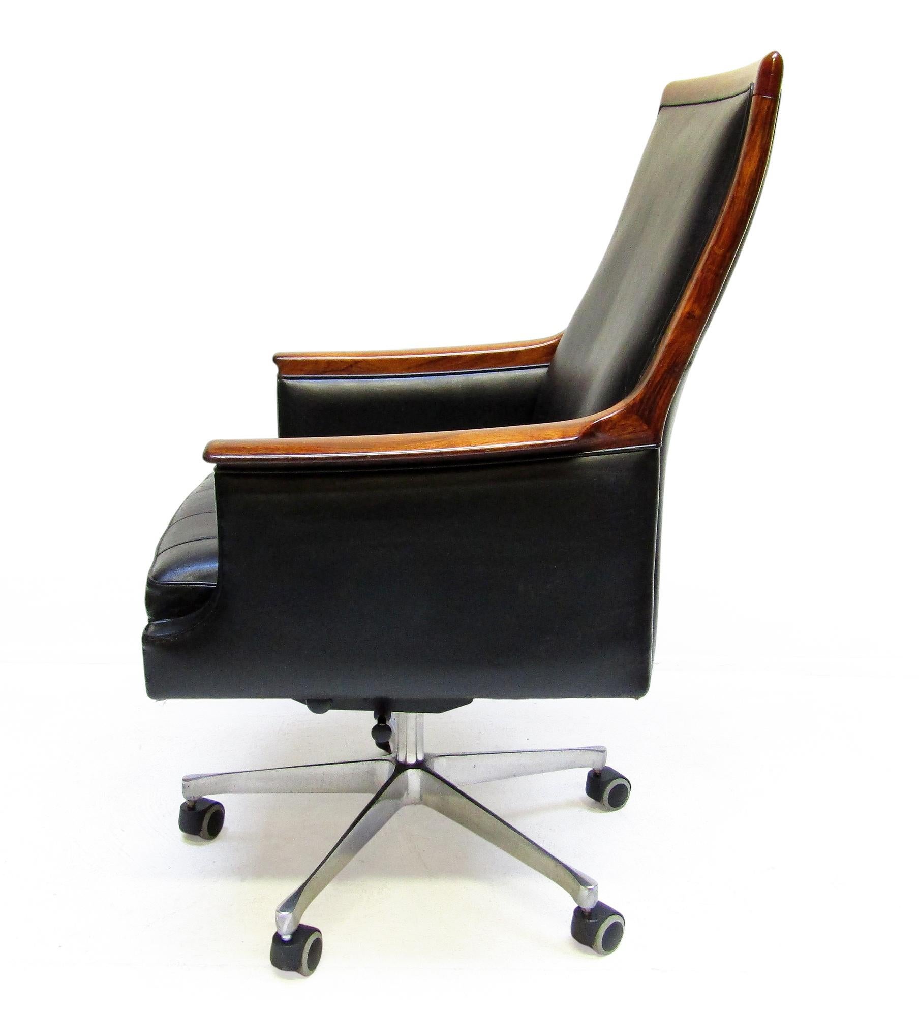 20th Century 1960s Minerva Executive Swivel Chair in Leather & Rosewood by Torbjorn Afdal For Sale