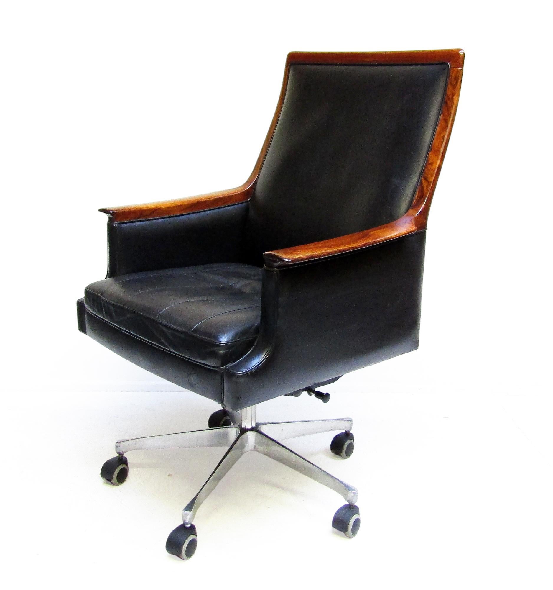 1960s Minerva Executive Swivel Chair in Leather & Rosewood by Torbjorn Afdal For Sale 2