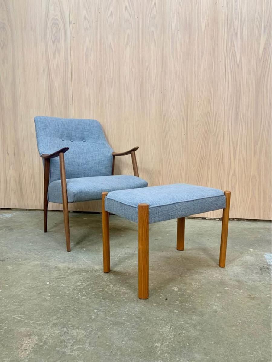 Recién restaurados y listos para impresionar, estamos encantados de presentar esta exquisita tumbona y otomana noruegas de los años 60. Con armazones de madera maciza de teca y nogal y un diseño compacto que ocupa poco espacio, este conjunto es tan