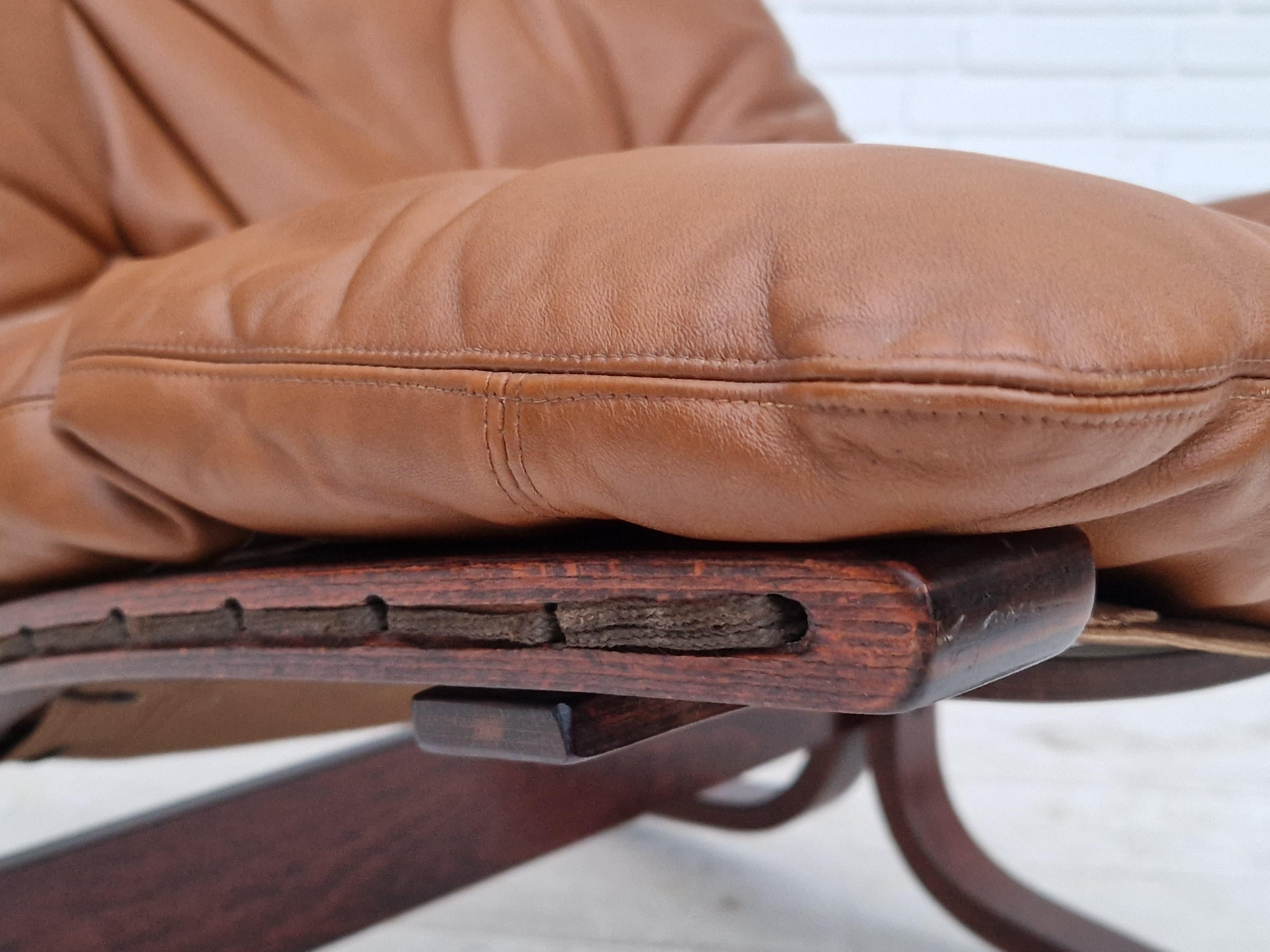 Original 1960’s mid century ‘Siesta’ lounge chair by Norwegian designer Ingmar Relling for Westnofa Furniture. Bentwood forms, beech wood, upholstered with loose cushions in the original light brown leather, with patina. Ingmar Relling won first