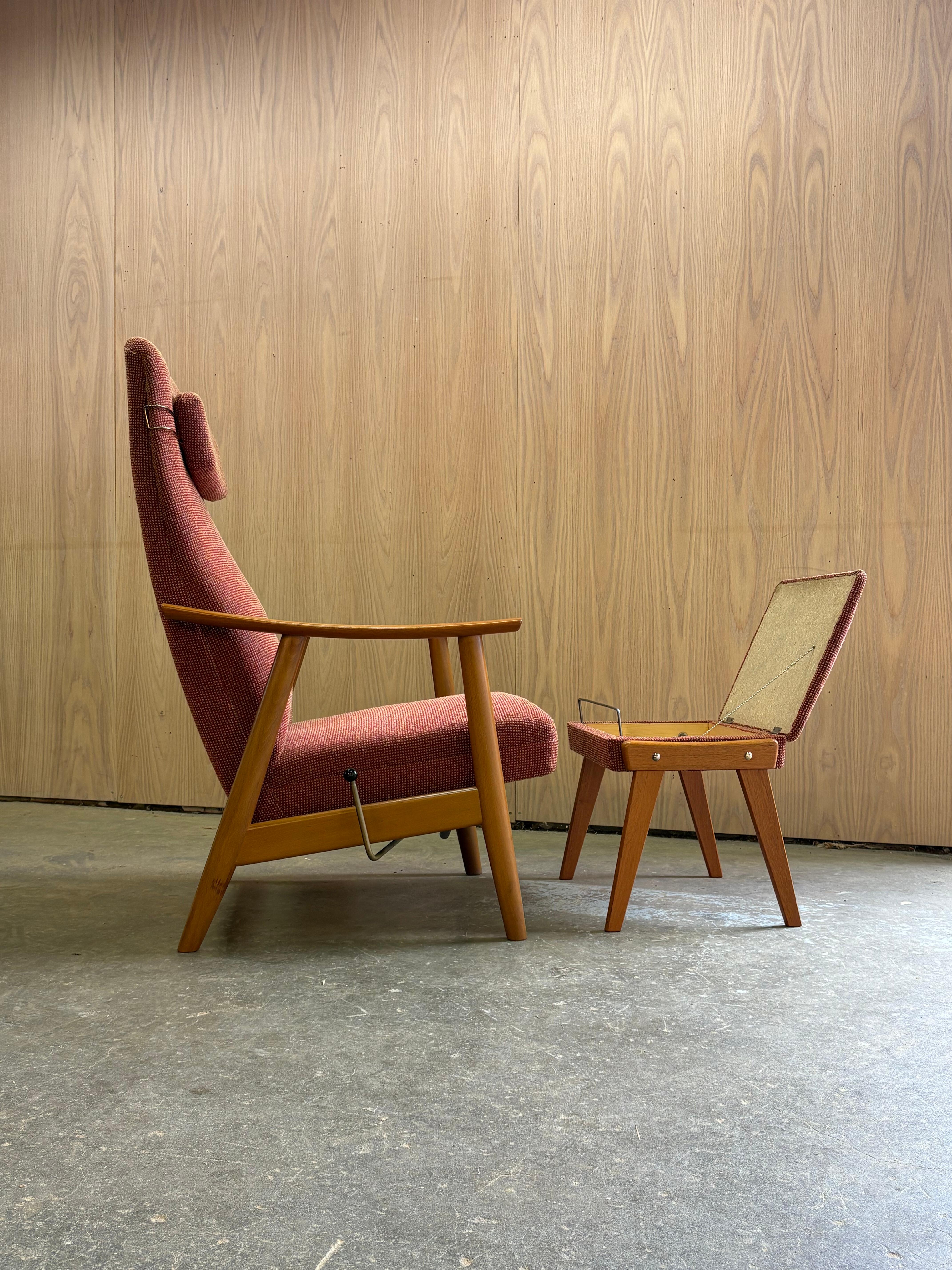 Chaise longue inclinable rare et magnifiquement conçue par Arnt Lande, fabriquée en Norvège dans les années 1950. Fabriqué en teck et en hêtre massifs avec des accoudoirs sculptés et des pieds évasés, ce modèle à haut dossier est doté d'un mécanisme