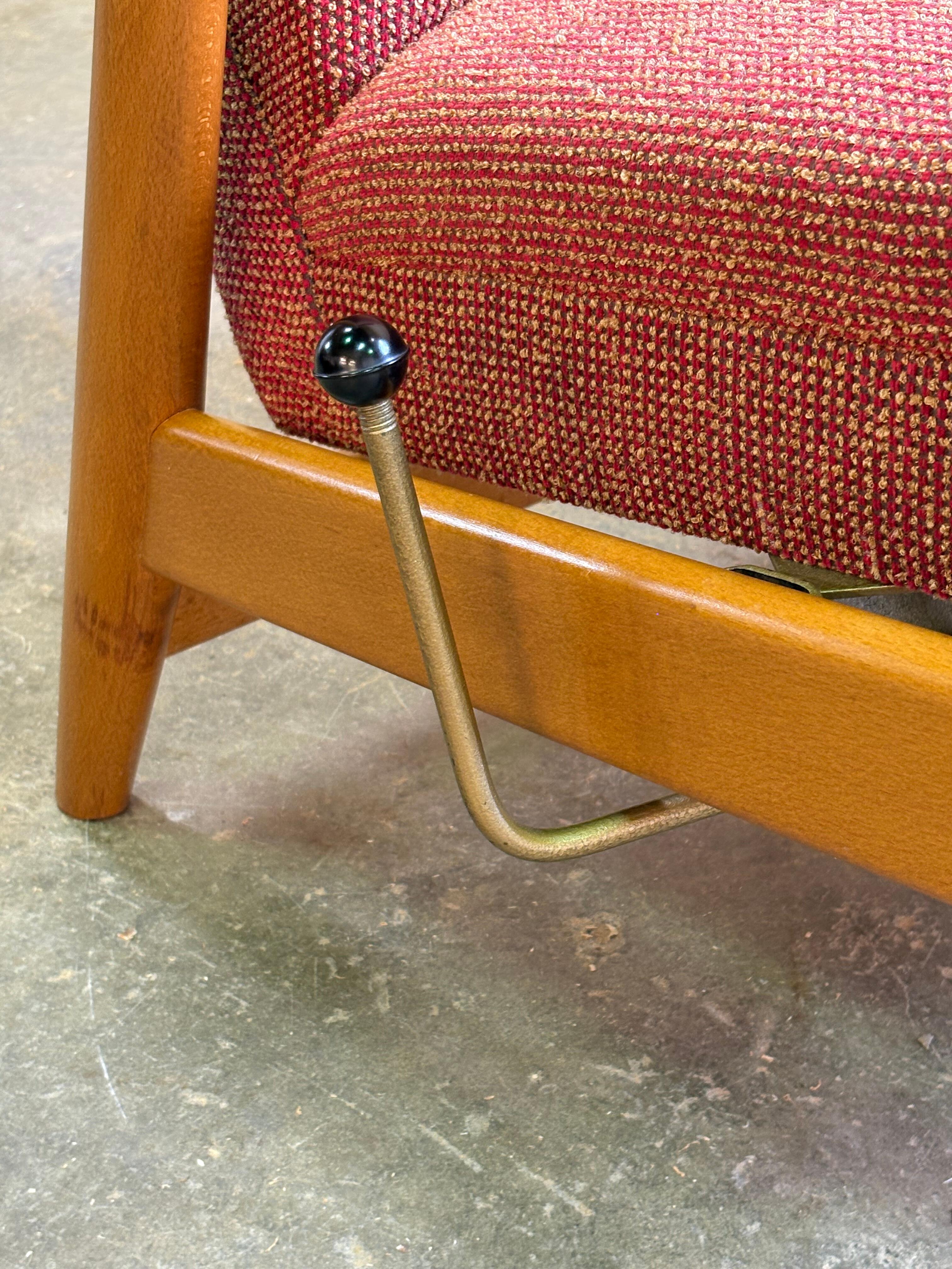Mid-Century Modern 1960s Norwegian Teak and Beeche High Back Reclining Chair and Ottoman (Chaise inclinable à haut dossier en teck et hêtre et pouf) en vente