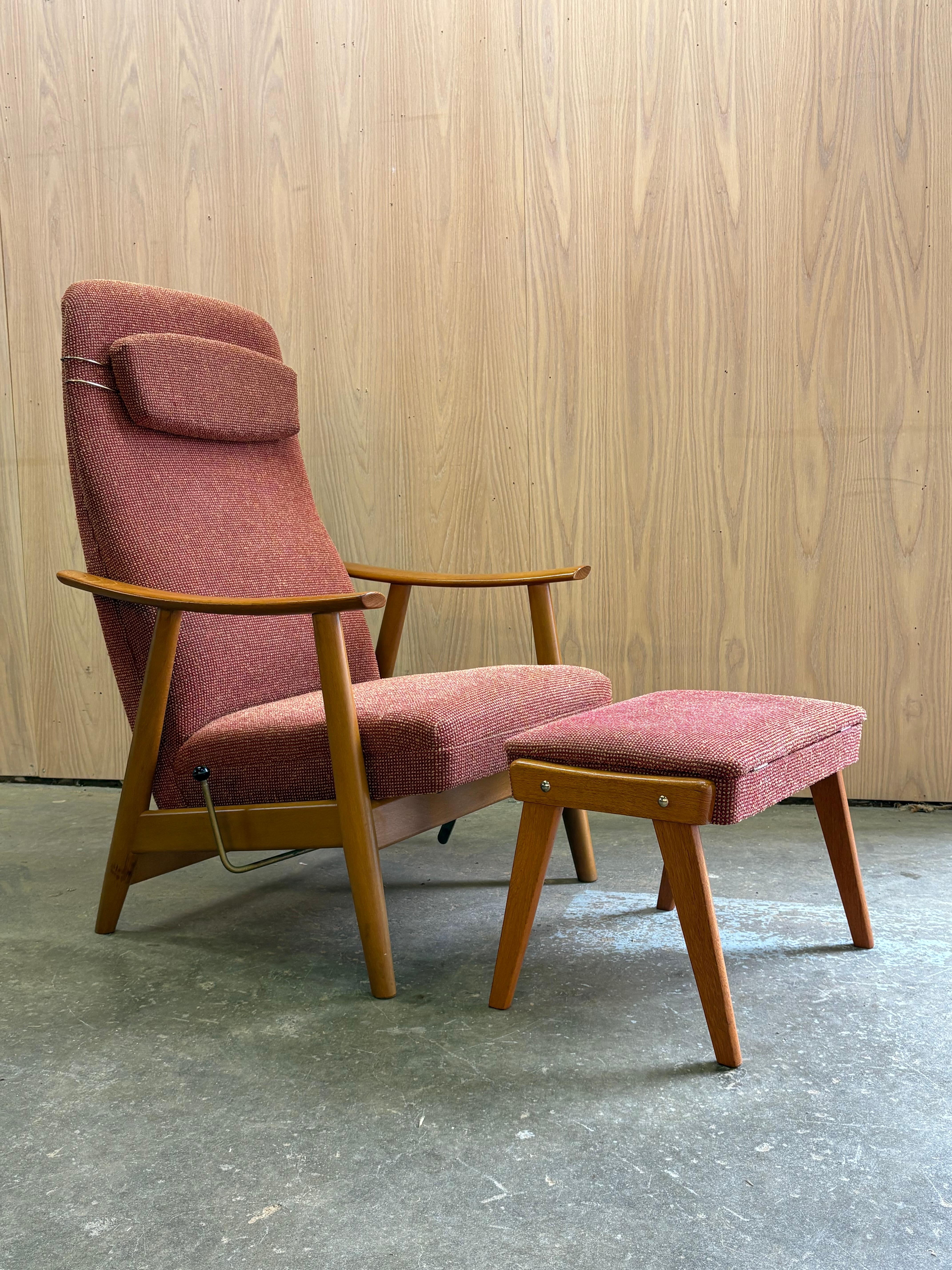 Milieu du XXe siècle 1960s Norwegian Teak and Beeche High Back Reclining Chair and Ottoman (Chaise inclinable à haut dossier en teck et hêtre et pouf) en vente
