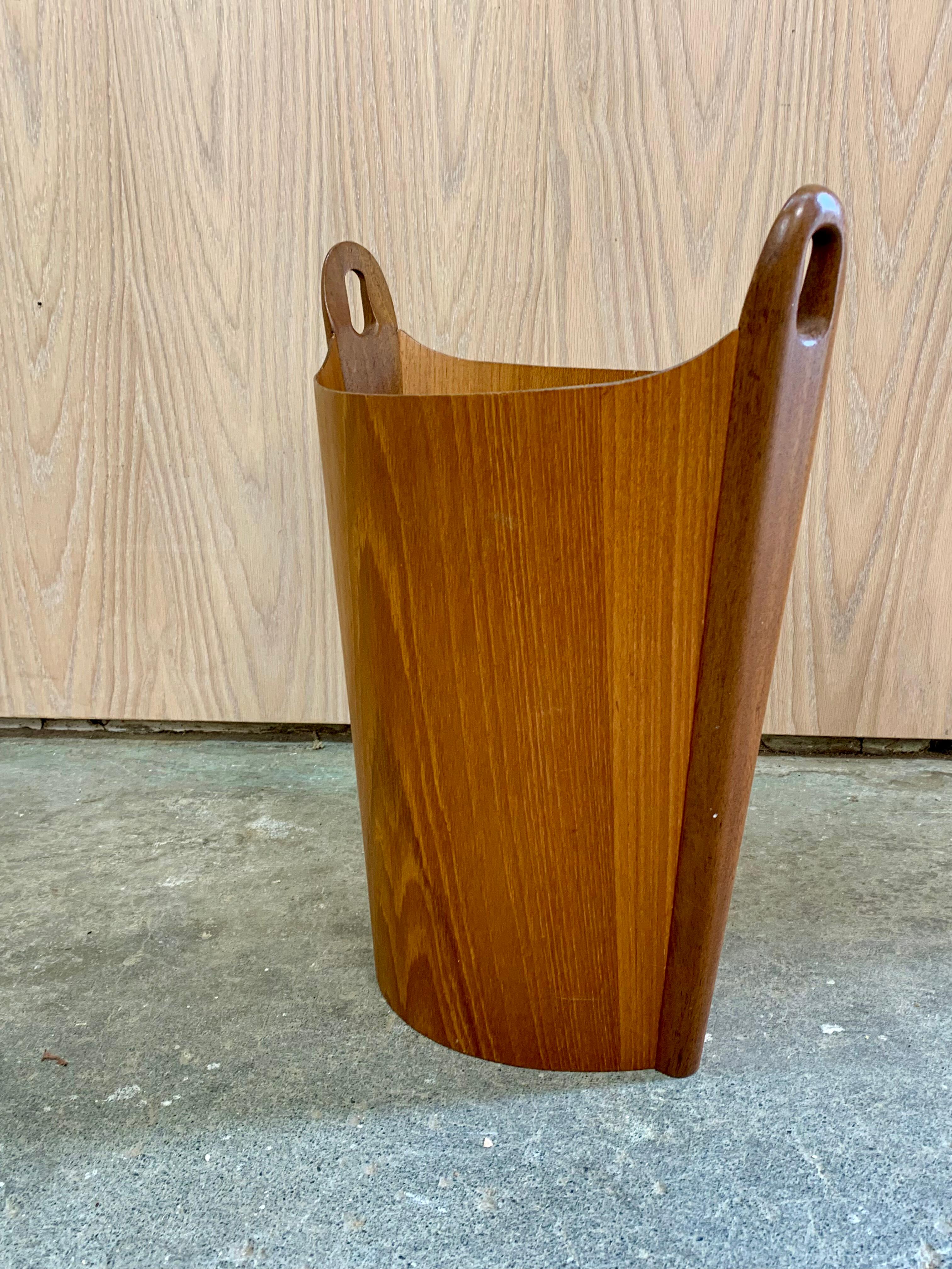 Panier en papier de déchets norvégien en teck des années 1960 par P.S. Heggen 1