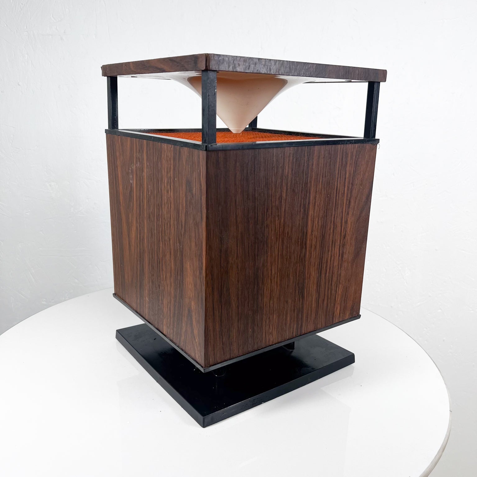1960s Novel Zenith Circle of Sound Omni-Directional Speaker Impedance USA
9.25 w x 9.25 d x 14.25 h
Preowned unrestored vintage condition. Item untested. Not serviced.
Selling for decorative display only.
Refer to images provided.
