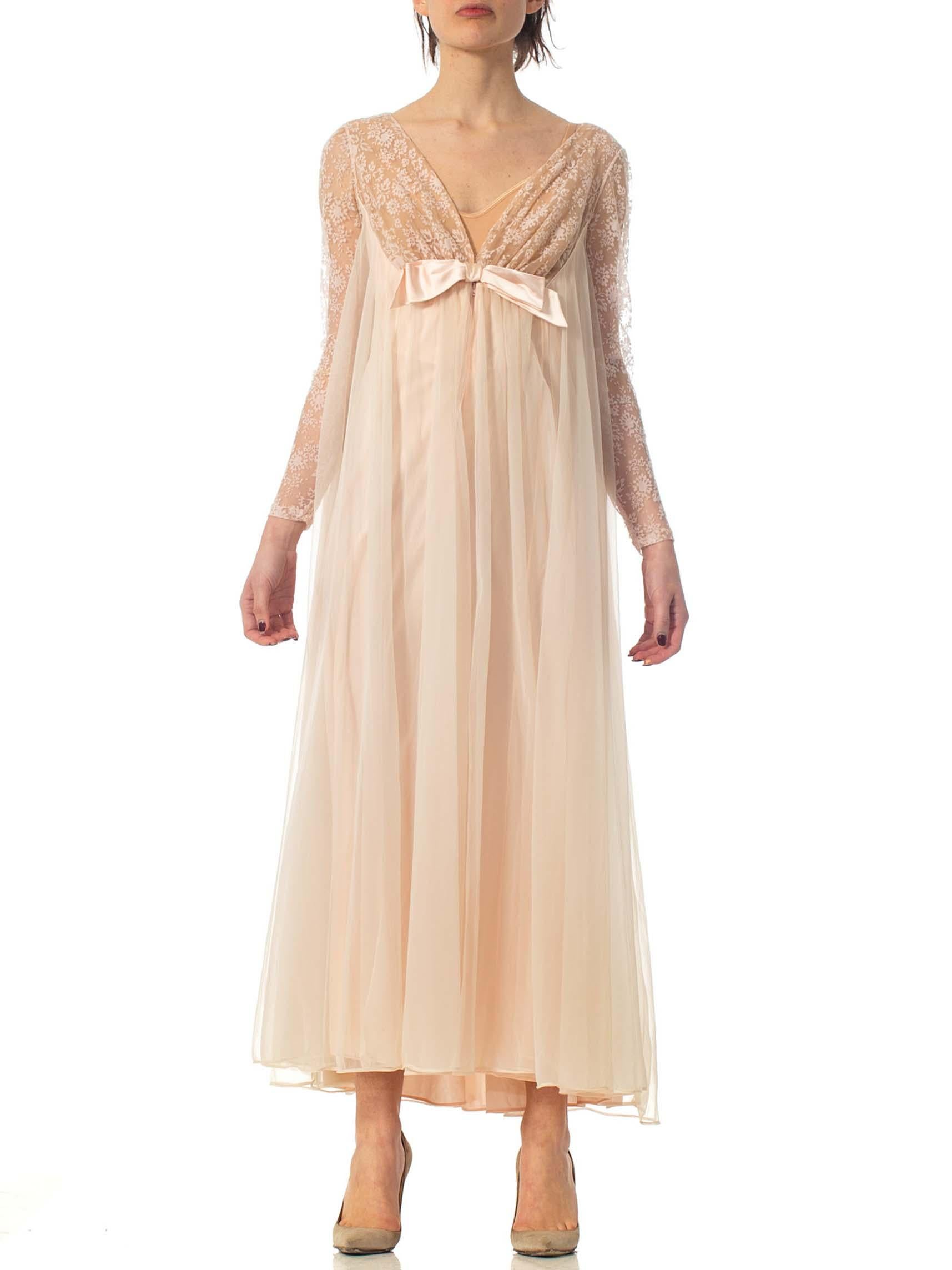 Beige 1960S Nude Nylon Chiffon Jersey Romantic Negligee House Dress Con Maniche in vendita