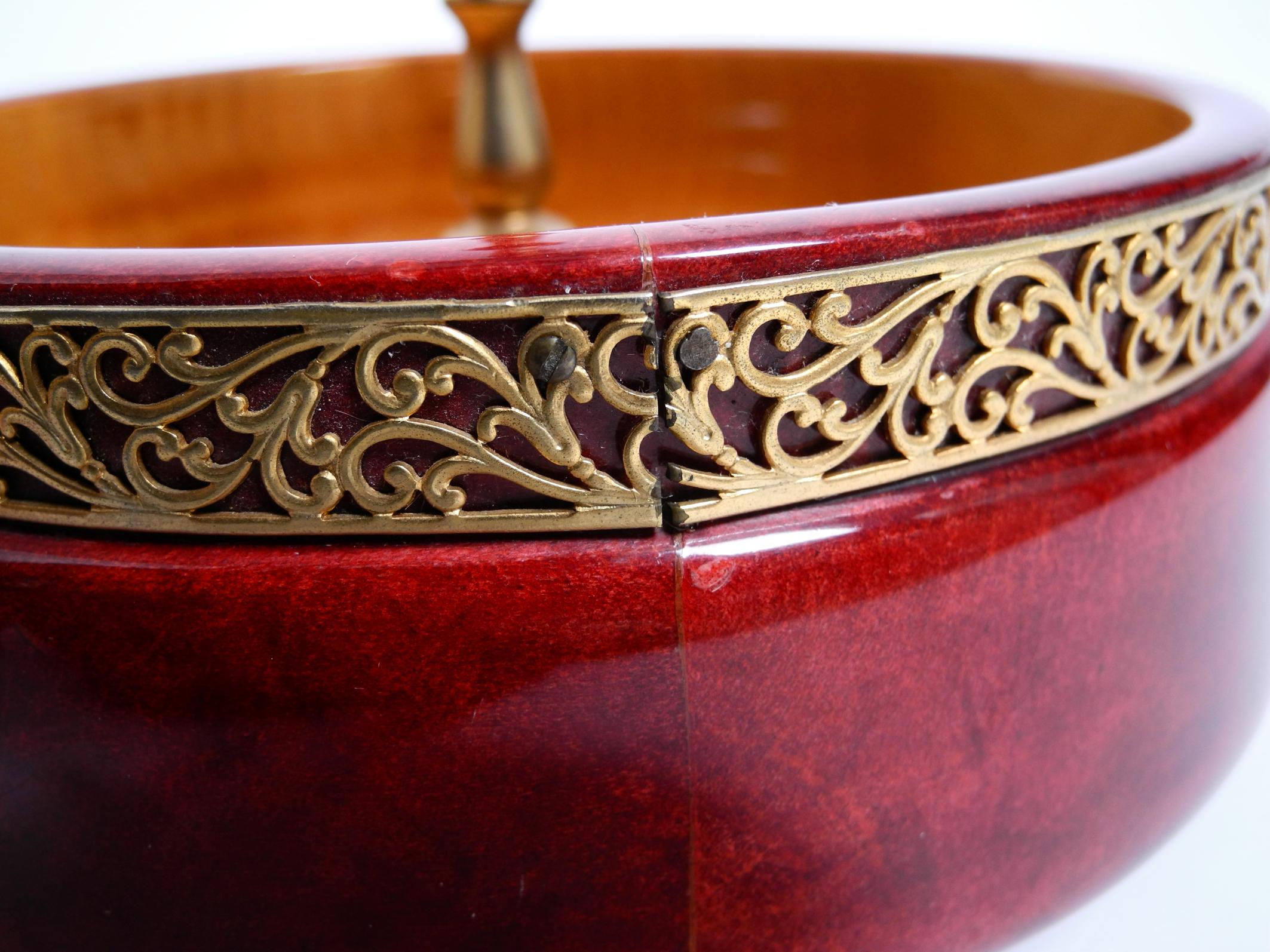 Ciotola per noci anni '60 di Aldo Tura in pelle di capra rossa e ottone - Made in Italy in vendita 4