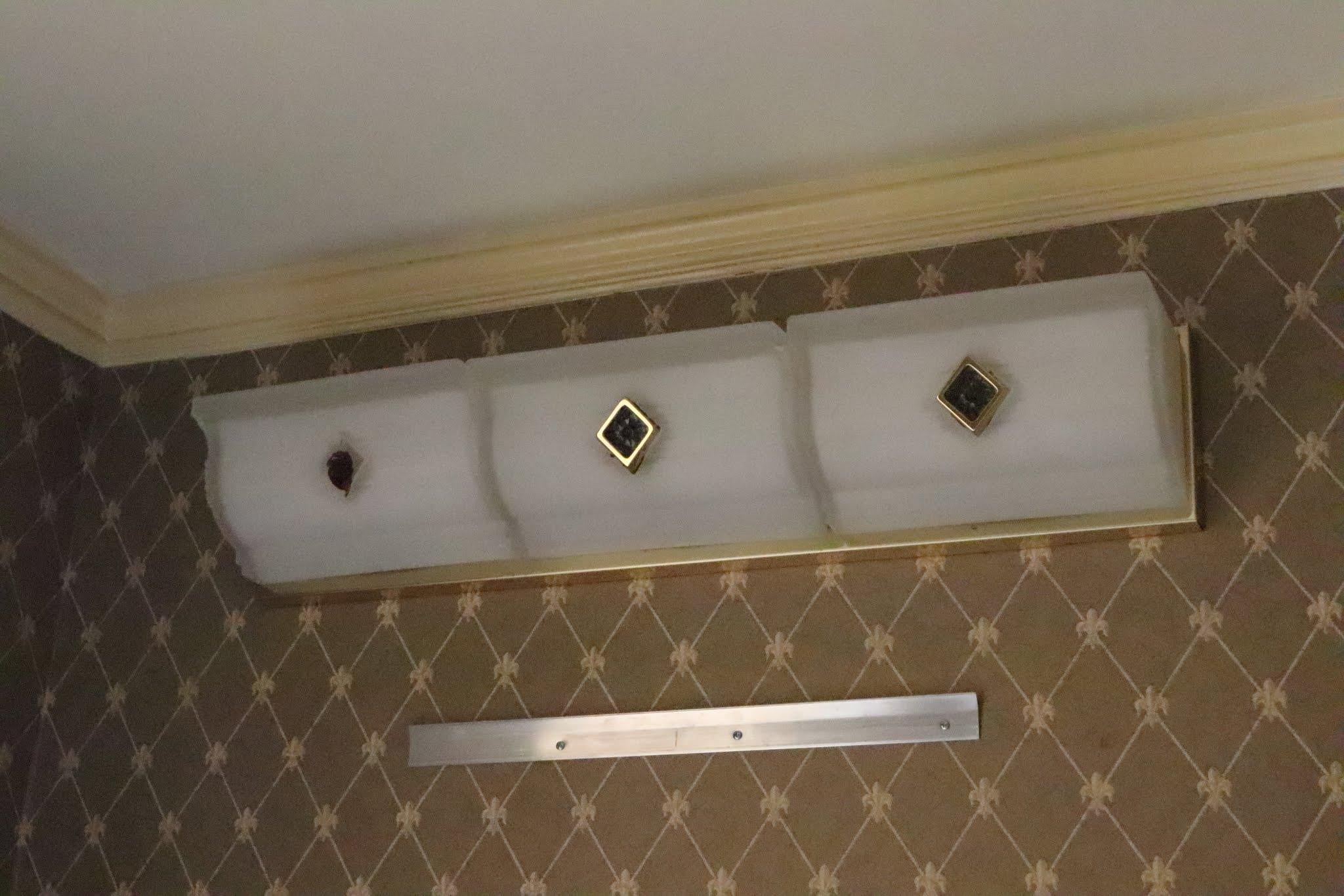 Waldorf Astoria Hotel Glass Sconce Slip Shade 3 Lights (Messing)