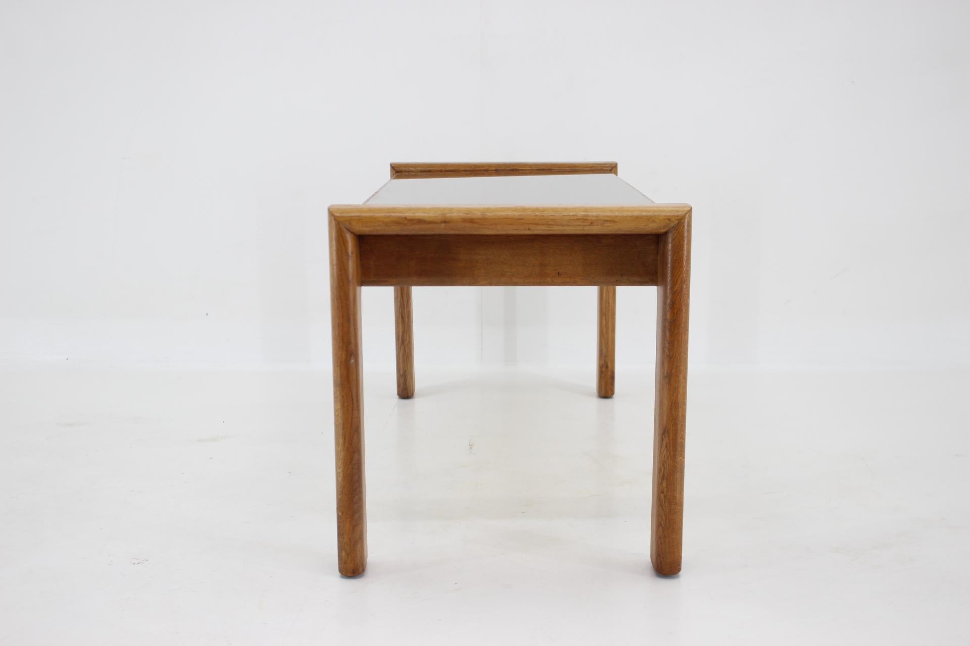 Mid-Century Modern Table basse en chêne et verre des années 1960, Finlande en vente